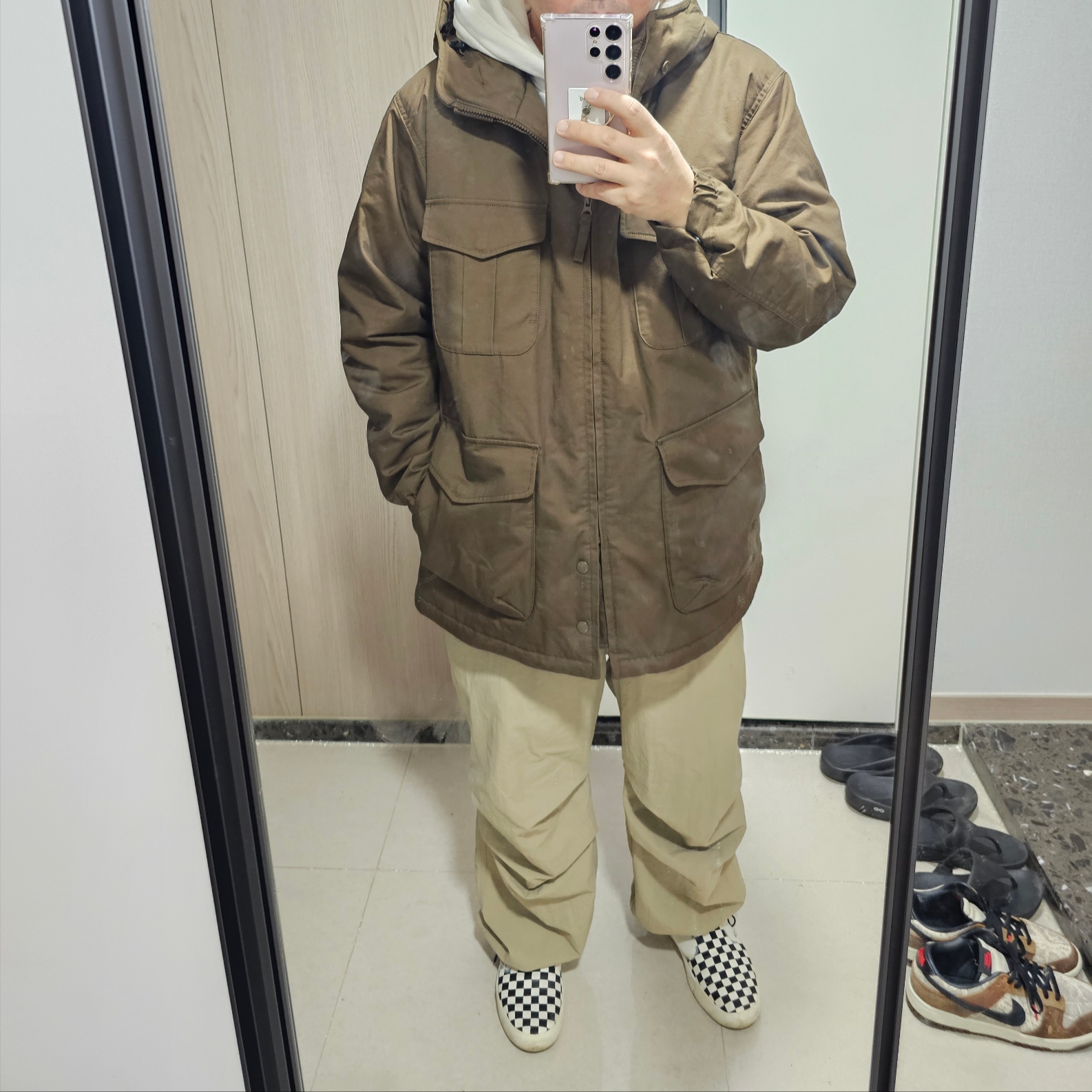 Uniqlo x Engineered Garments Pufftech Utility Jacket Brown, Vans Checkerboard Comfycush One Marshmallow 착용 스타일 - 1