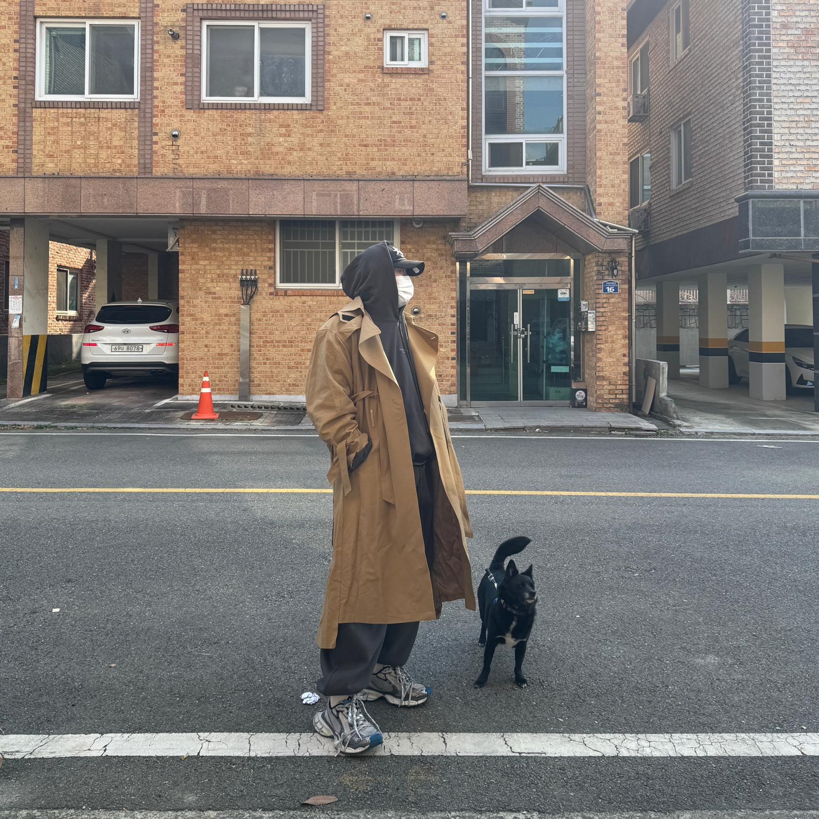 Darkr8m Studio x All Eyes Down Daejeon White Logo Cap, Undermycar Mu.09 Anti Fxxking Logo Play Oversized Hoodie Olive 착용 스타일 - 2