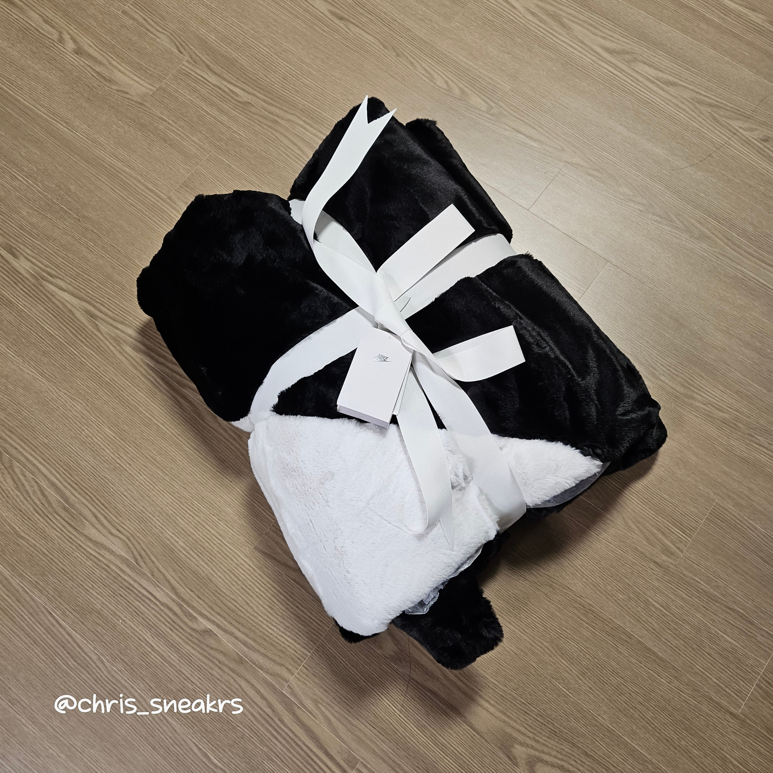 Nike NSW Faux Fur Blanket Black White 착용 스타일 - 3
