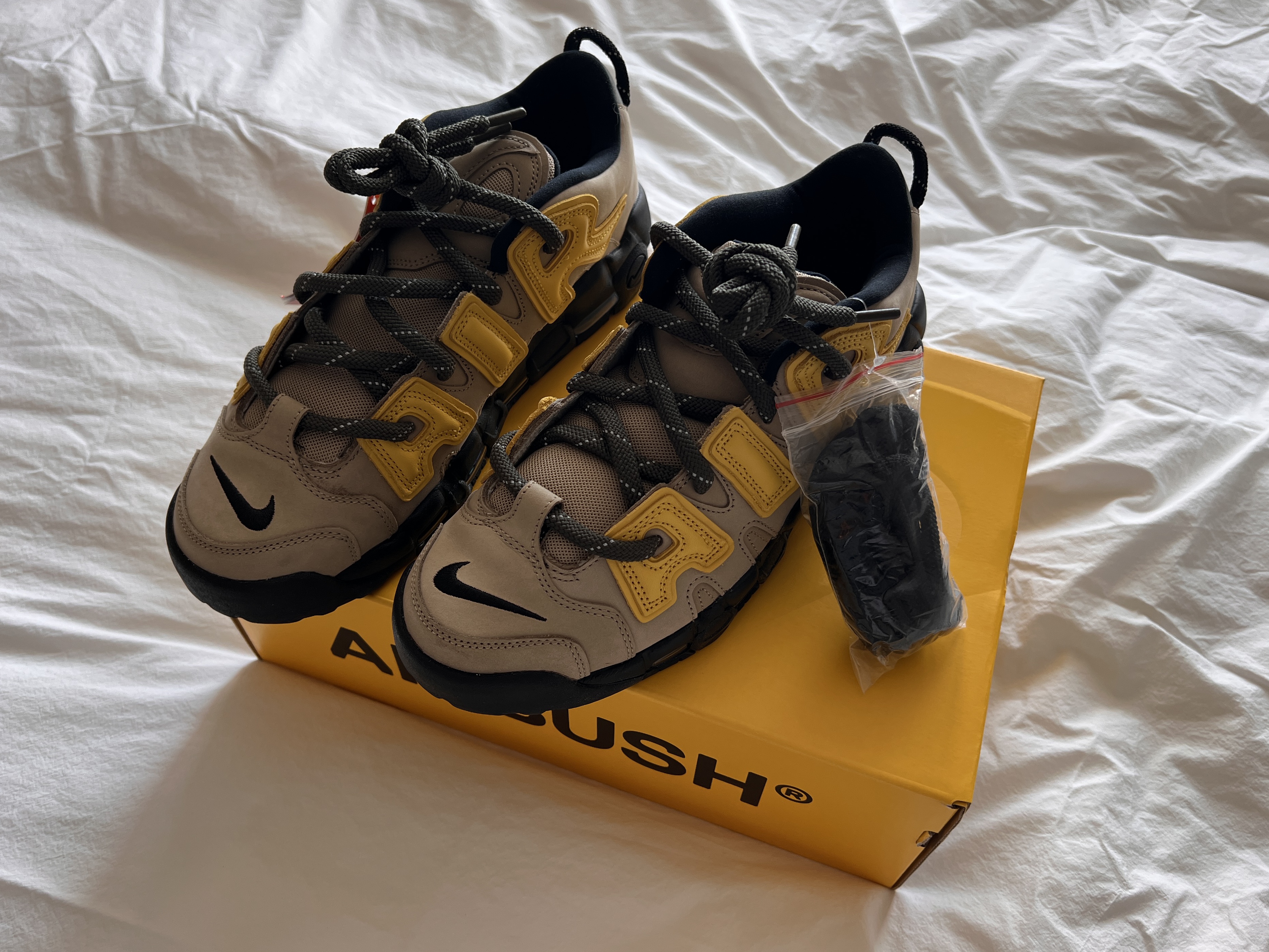 Nike x Ambush Air More Uptempo Low Vivid Sulfur and Limestone 착용 스타일 - 1