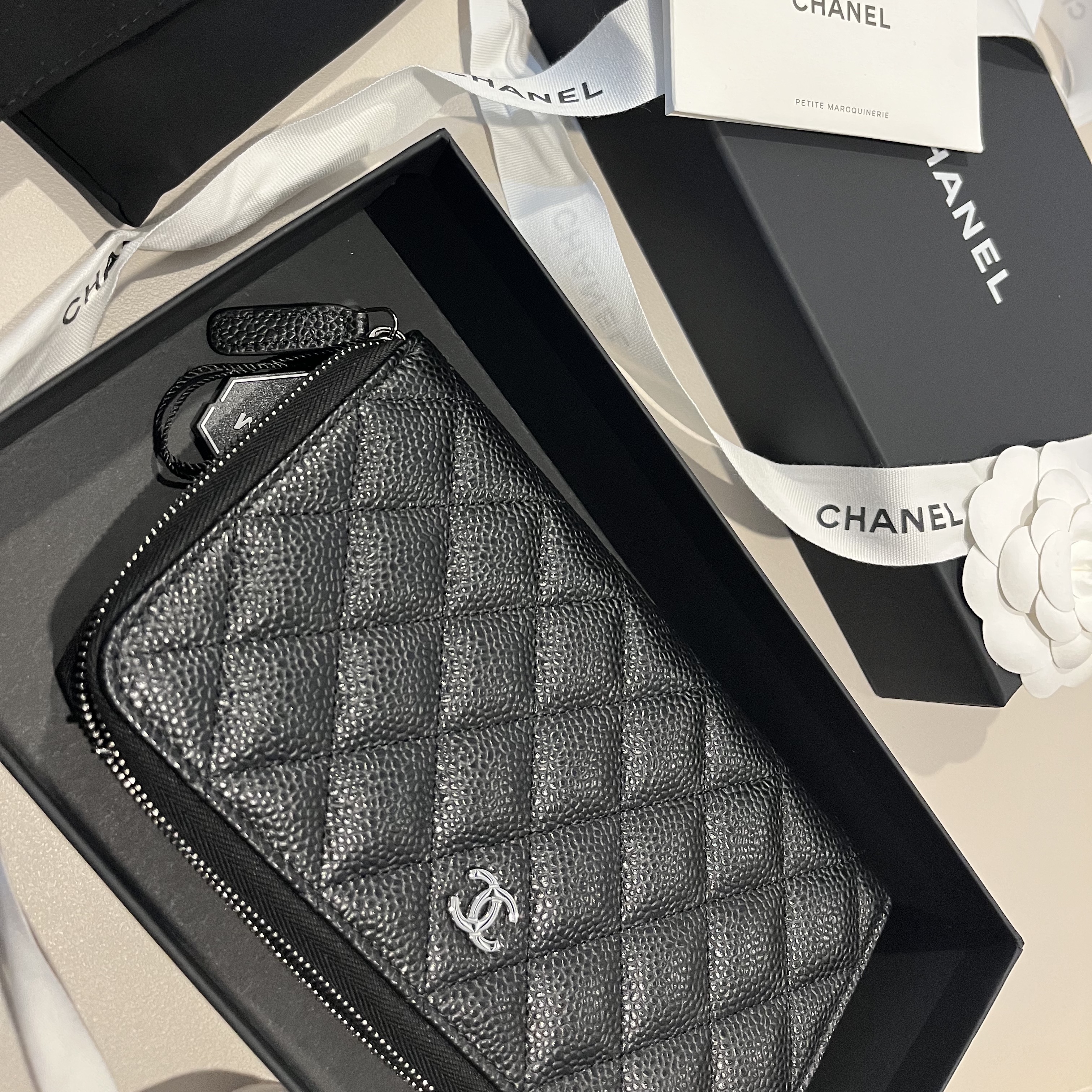 Chanel Classic Long Zipped Wallet Grained Calfskin & Silver Black 착용 스타일