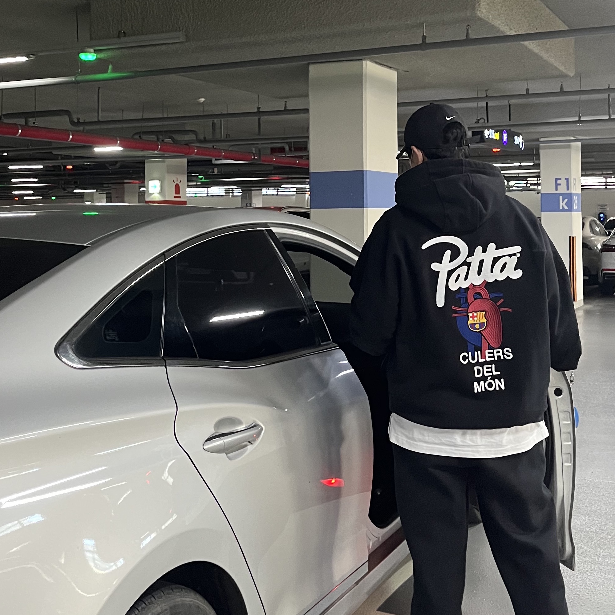 Nike x Patta x FC Barcelona Solo Swoosh Hoodie Culers del Món (FD4147-010), Nike x Stussy Air Force 1 '07 Mid SP Black and Light Bone 착용 스타일 - 4