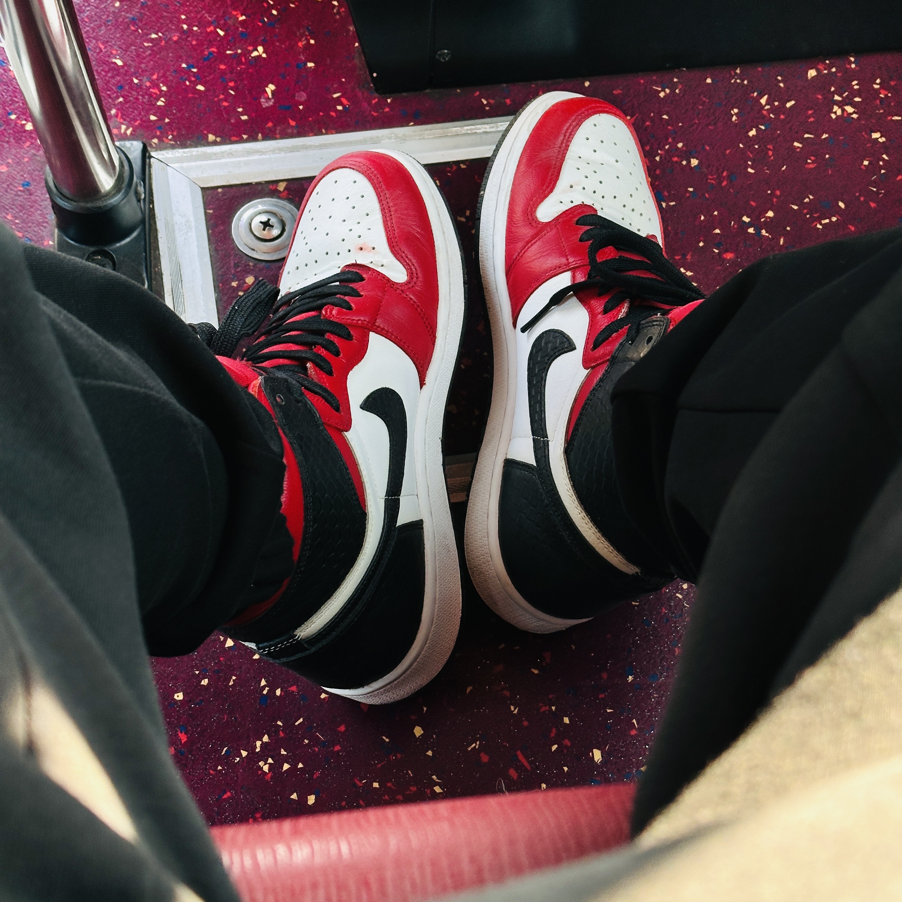 (W) Jordan 1 Retro High Satin Red 착용 스타일 - 2