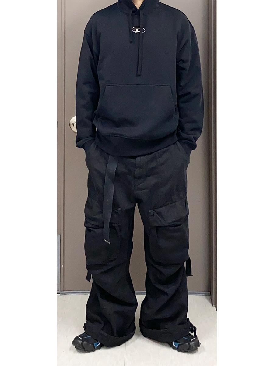 Diesel P-Malvio Garment-Dyed Cargo Pants in Linen Black 착용 스타일 - 1