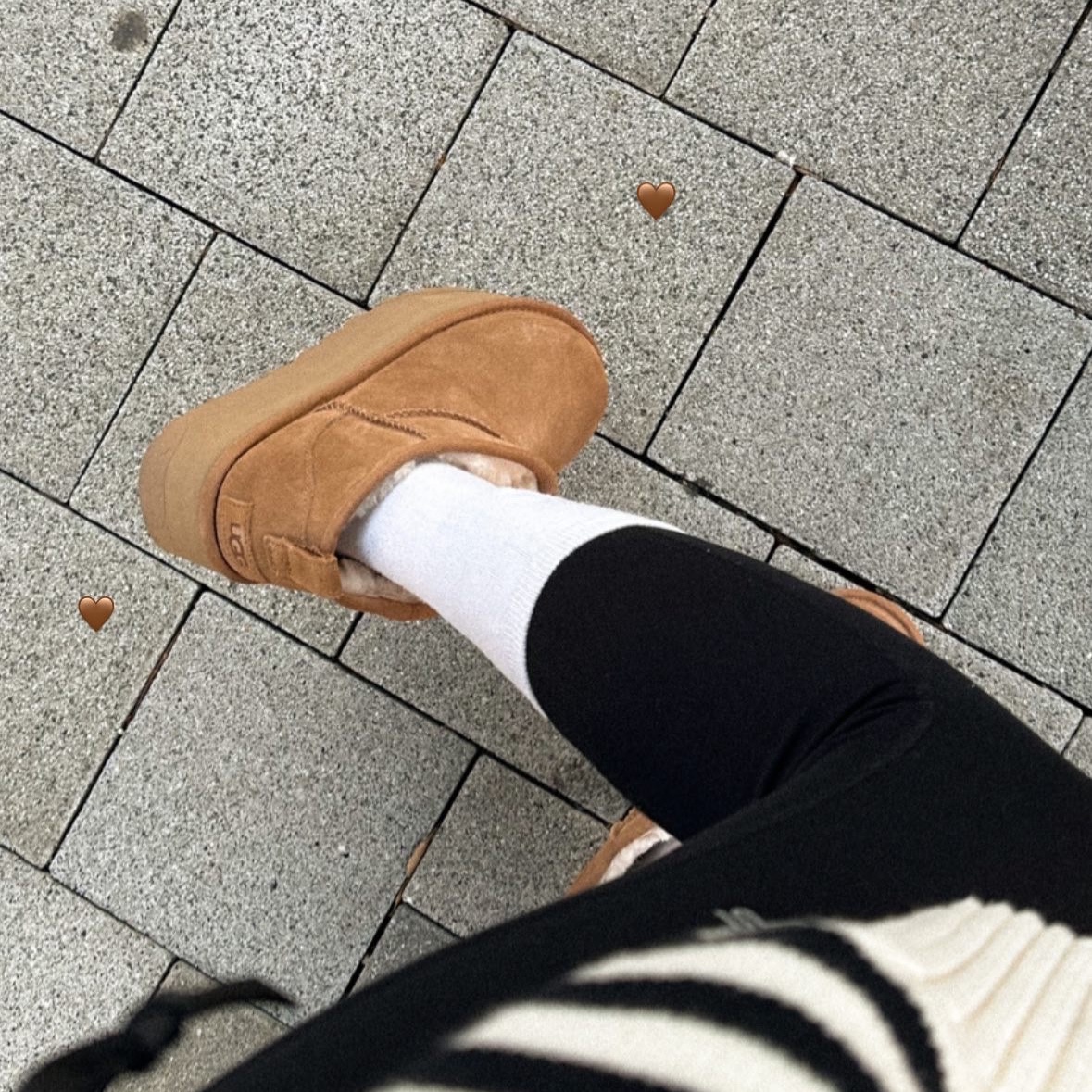 (W) UGG Classic Ultra Mini Platform Boots Chestnut 착용 스타일 - 1