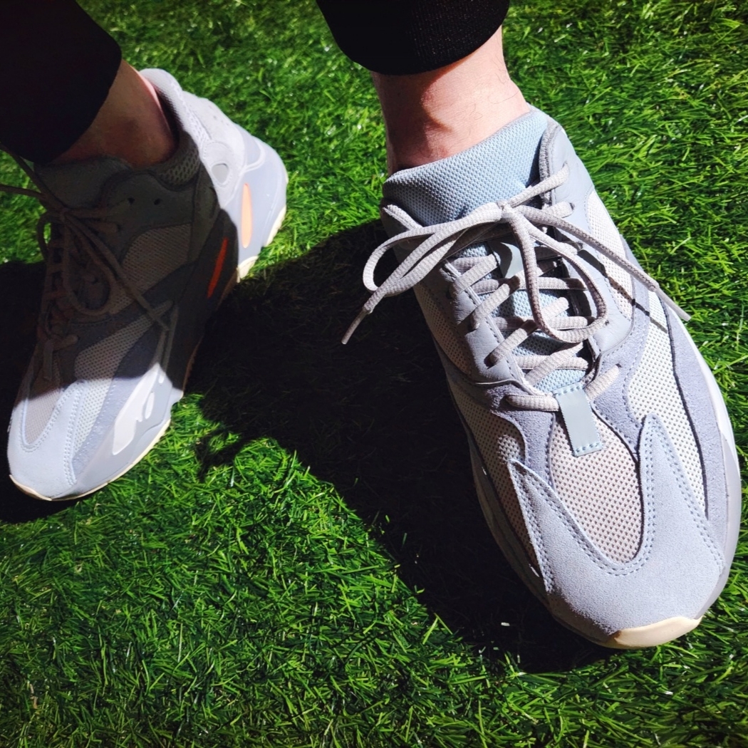 Adidas Yeezy Boost 700 Inertia 착용 스타일 - 4