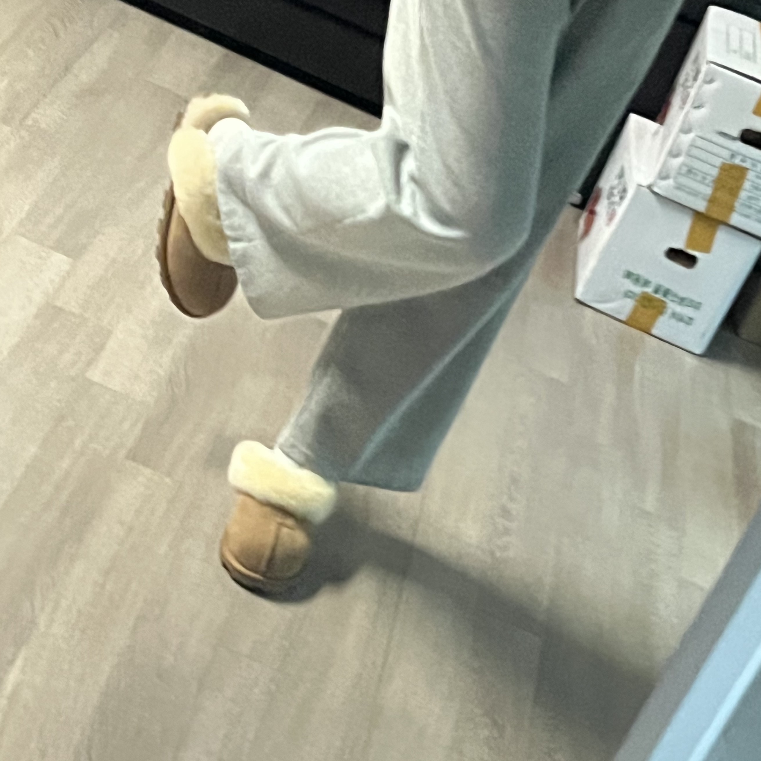 (W) UGG Coquette Slipper Chestnut 착용 스타일