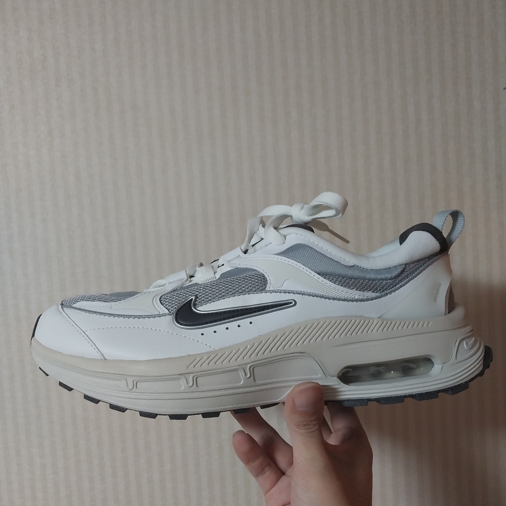 (W) Nike Air Max Bliss Next Nature Wolf Grey 착용 스타일