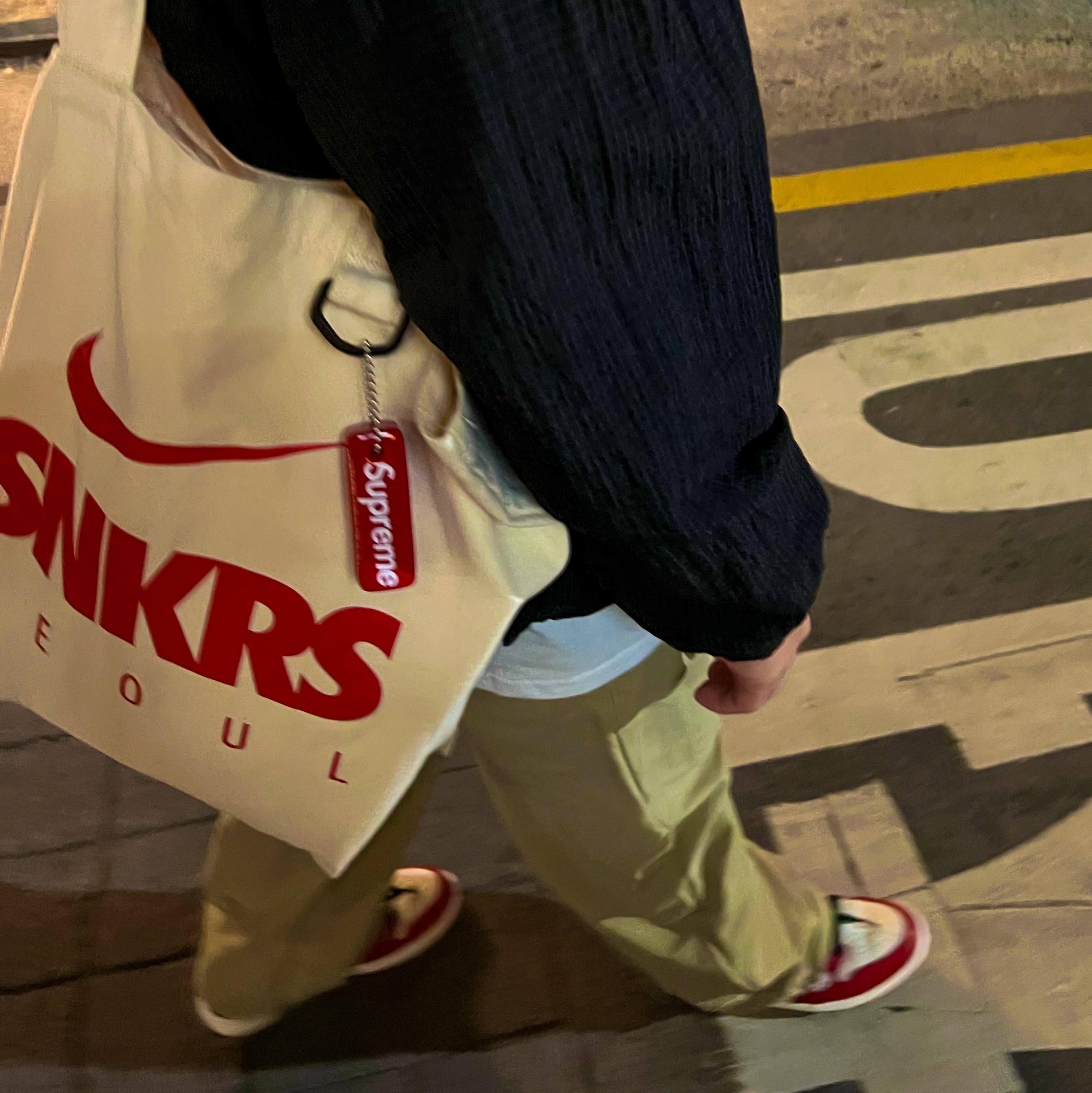 Supreme Floating Keychain Red - 23FW, Jordan 1 Retro High OG Chicago 2022 착용 스타일