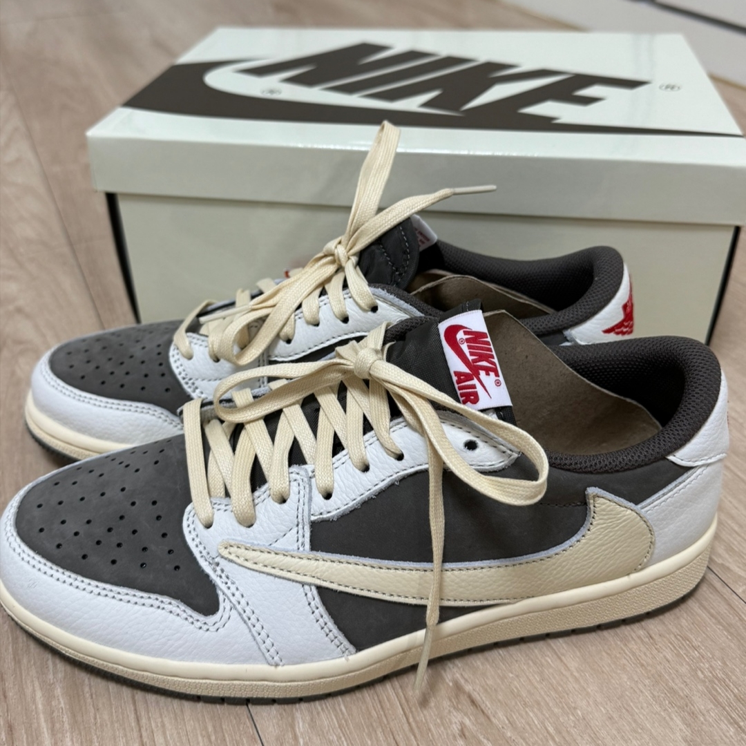 Jordan 1 x Travis Scott Retro Low OG SP Sail and Ridgerock 착용 스타일
