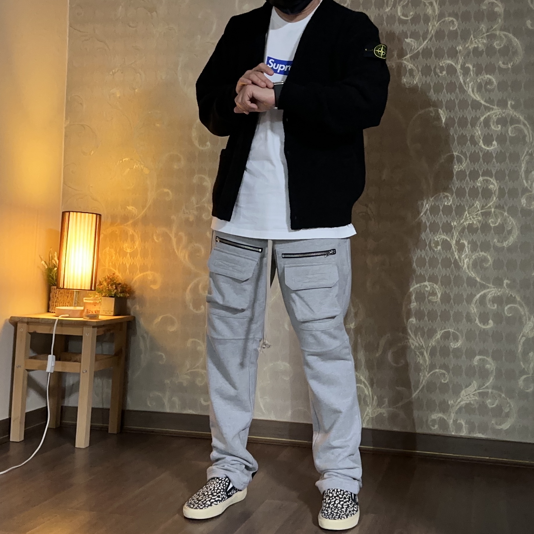 Supreme x Stone Island Boucle Cardigan Black - 23FW, Supreme Seoul Box Logo T-Shirt White - 23FW 착용 스타일 - 2