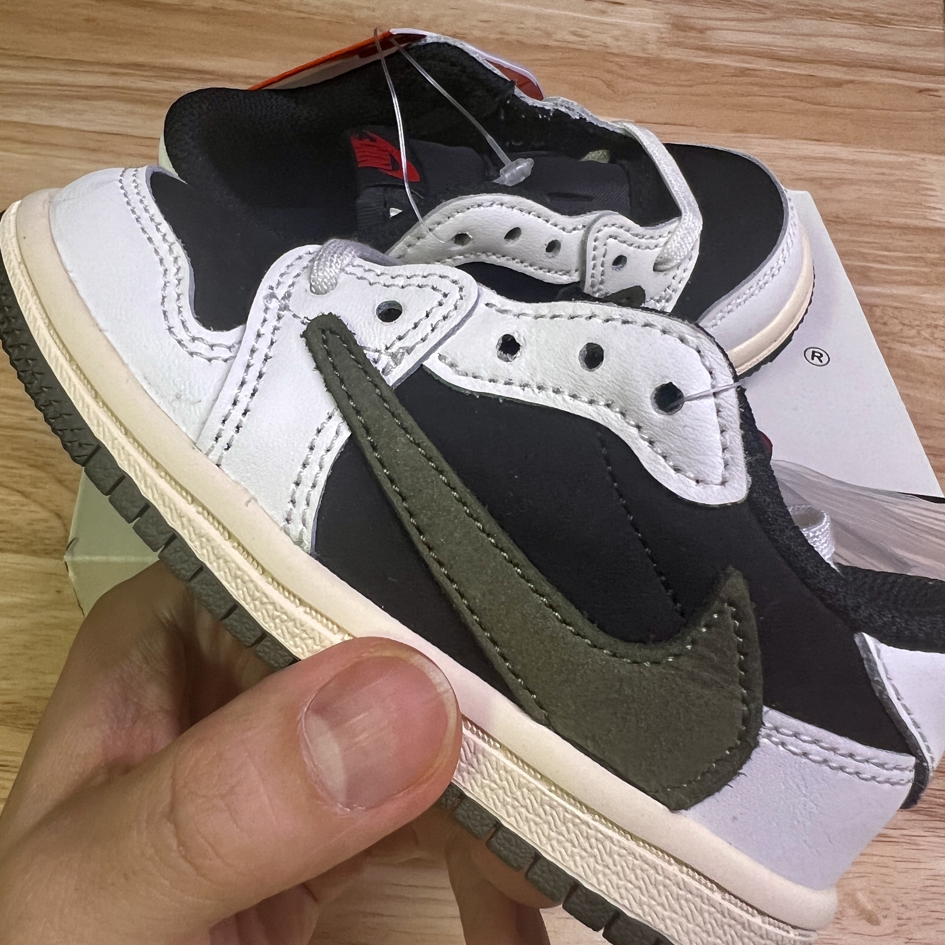 (TD) Jordan 1 x Travis Scott Retro Low OG SP Medium Olive 착용 스타일 - 1
