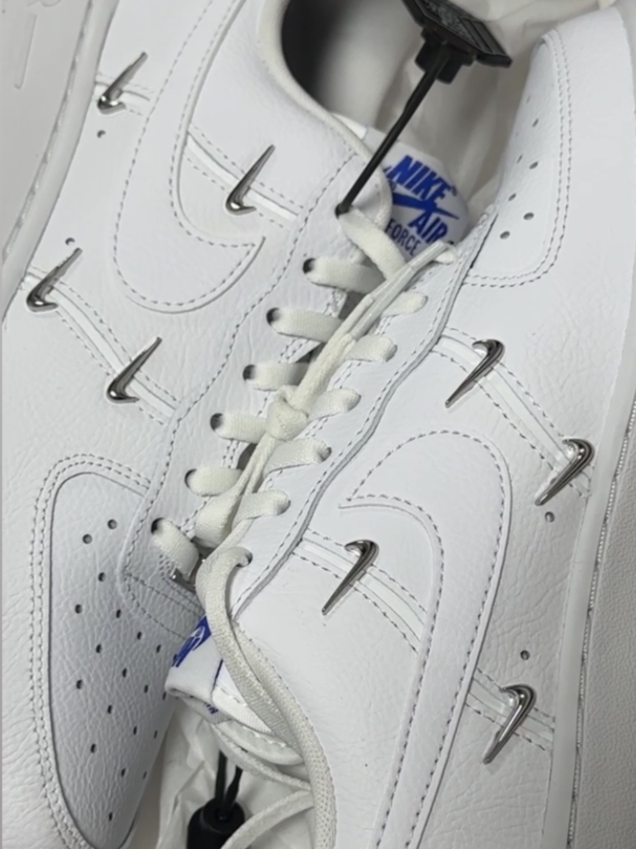 (W) Nike Air Force 1 Low '07 LX Chrome Luxe 착용 스타일 - 2