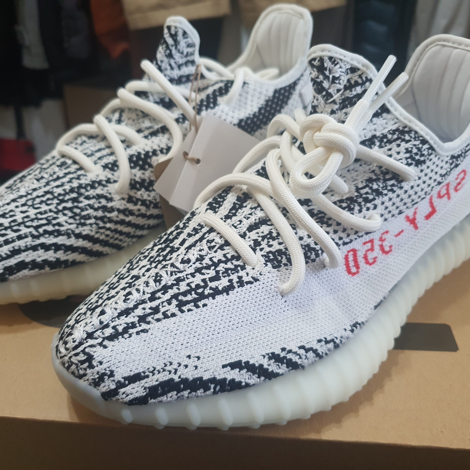 Adidas Yeezy Boost 350 V2 Zebra 2022/2023 착용 스타일
