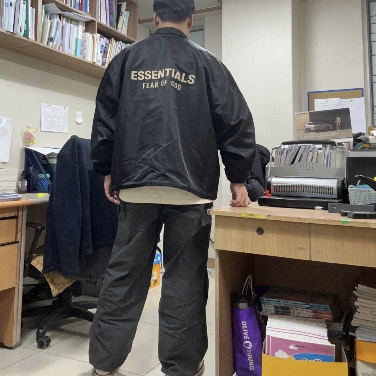 Essentials Coaches Jacket Jet Black - 23FW 착용 스타일 - 2