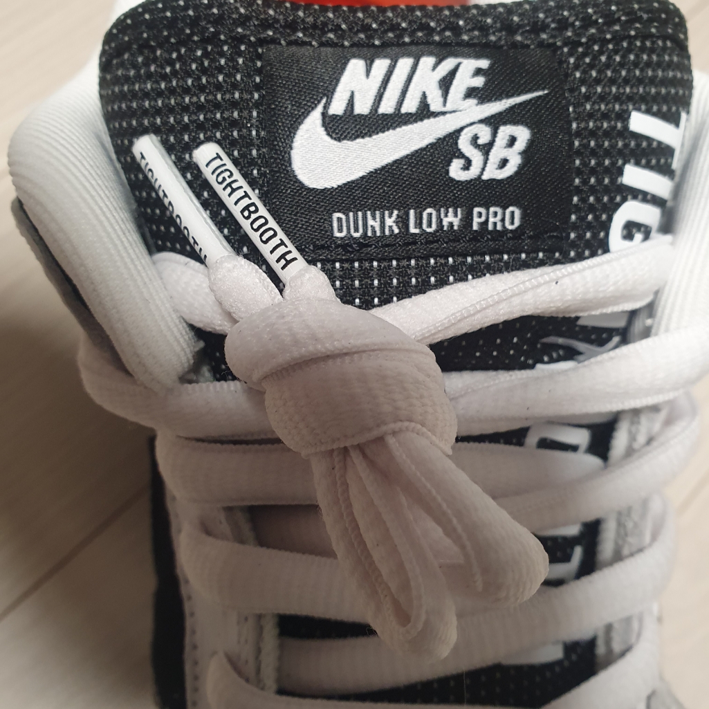Nike x Tightbooth SB Dunk Low Pro Black and White 착용 스타일 - 4