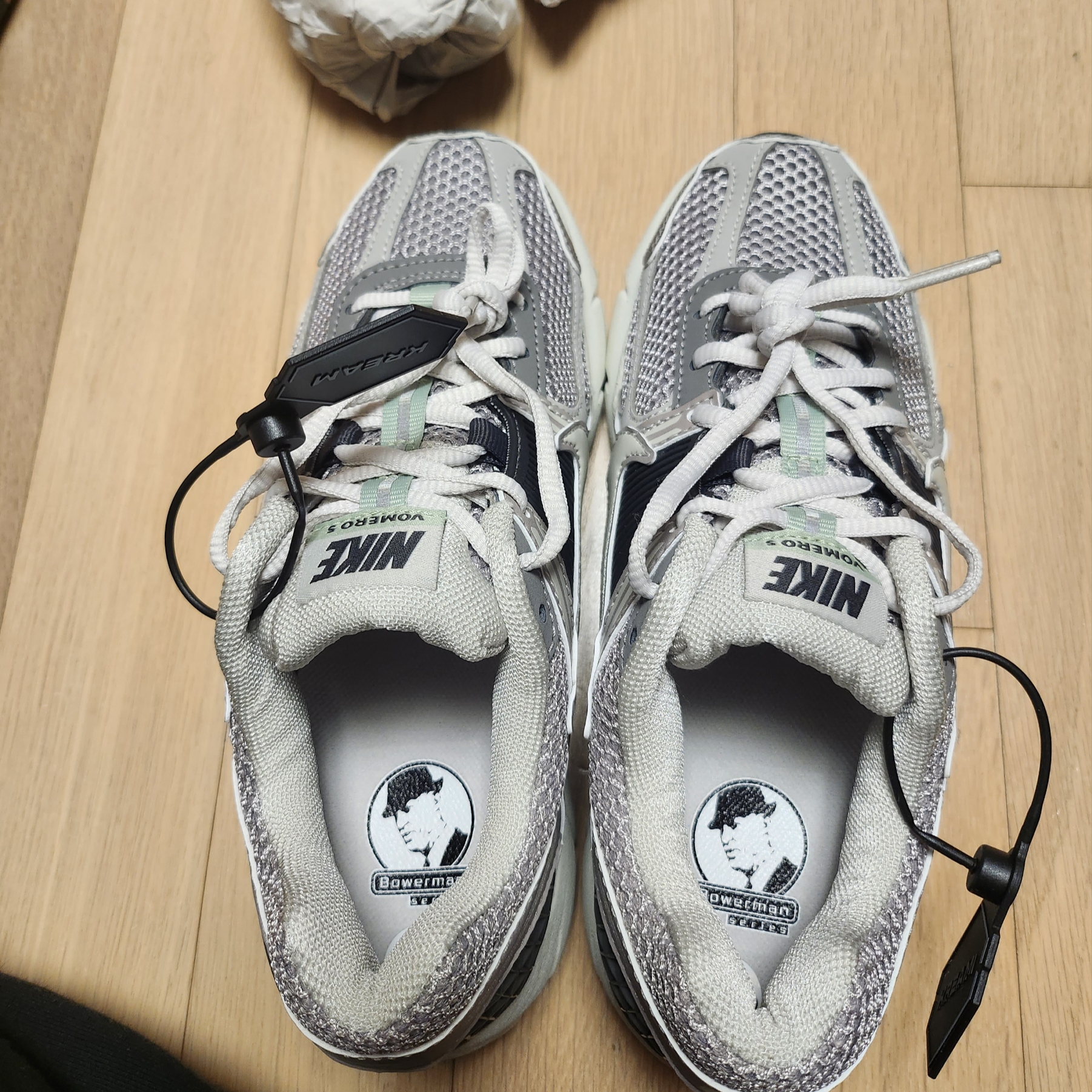 (W) Nike Zoom Vomero 5 Cobblestone and Flat Pewter 착용 스타일 - 3