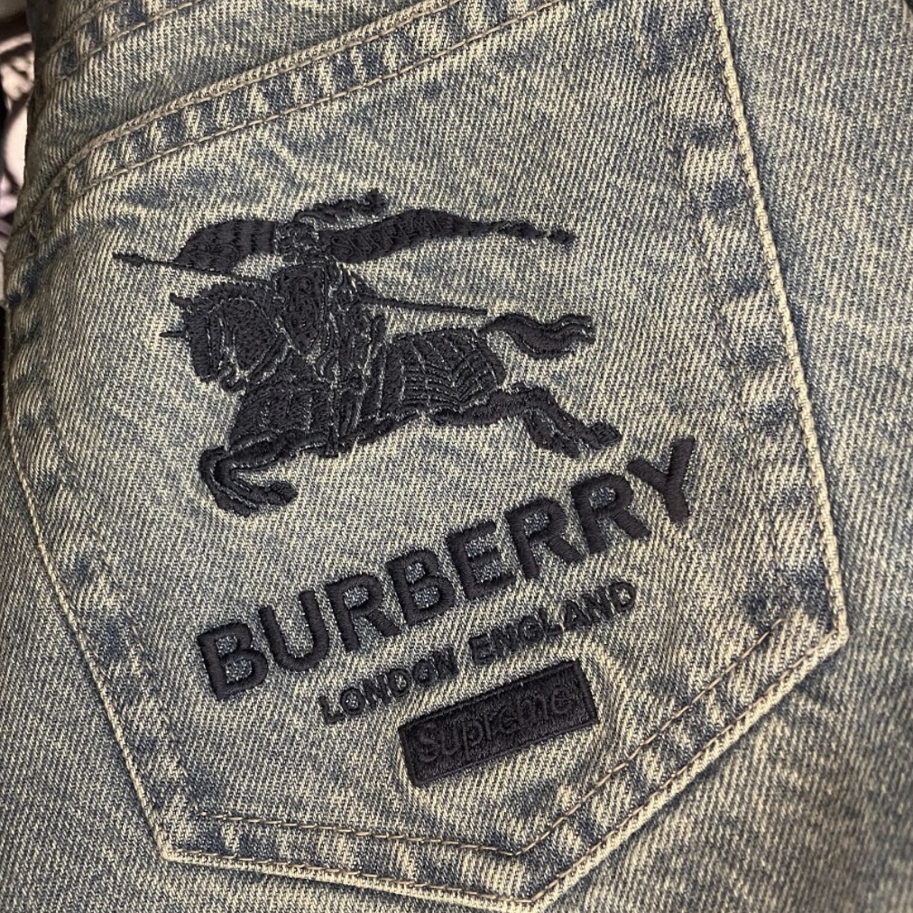 Supreme x Burberry Regular Jean Washed Blue - 22SS 착용 스타일