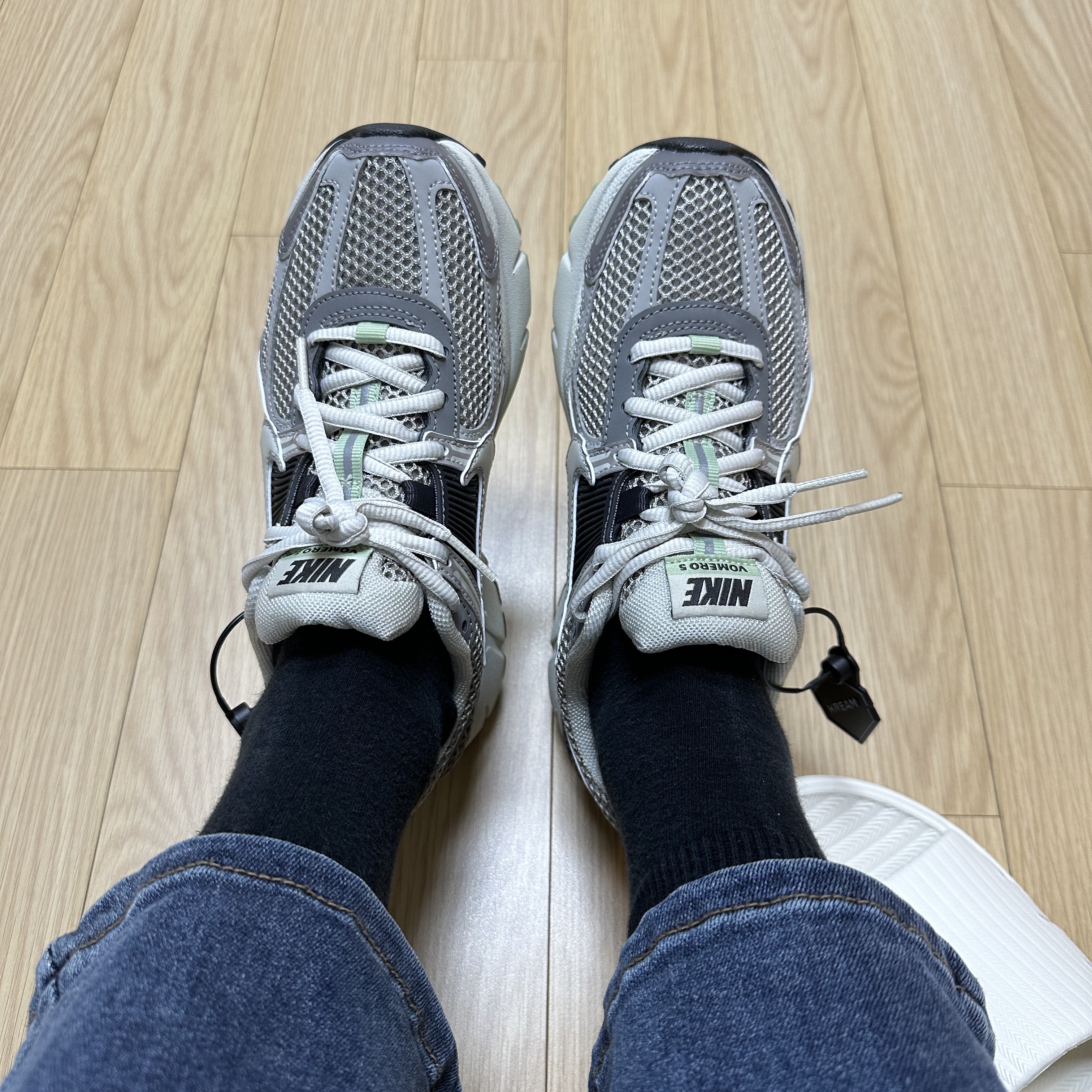 (W) Nike Zoom Vomero 5 Cobblestone and Flat Pewter 착용 스타일 - 1