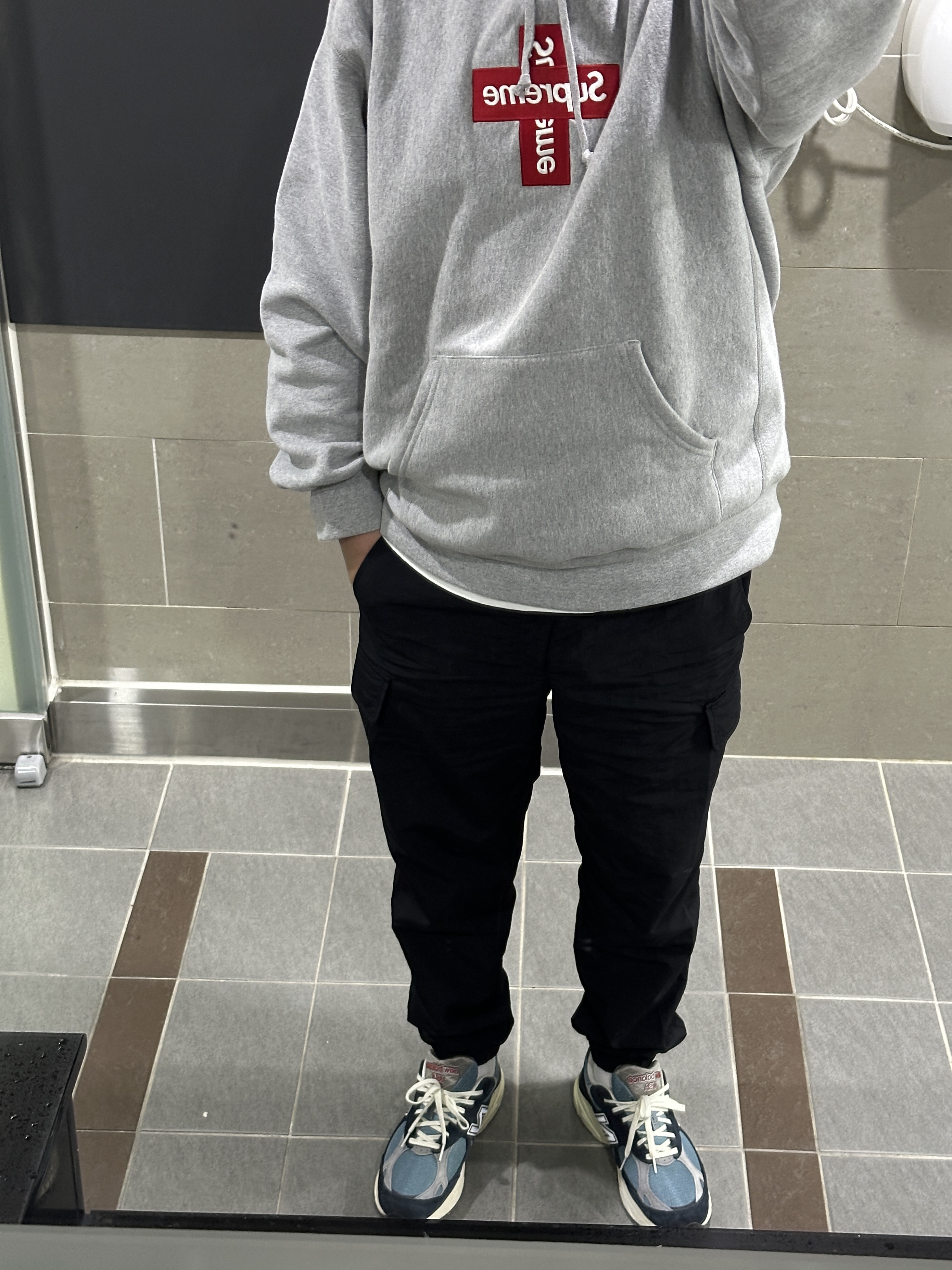 Supreme Cross Box Logo Hooded Sweatshirt Heather Grey - 20FW, New Balance 990v3 Made in USA Navy Spring Tide 착용 스타일