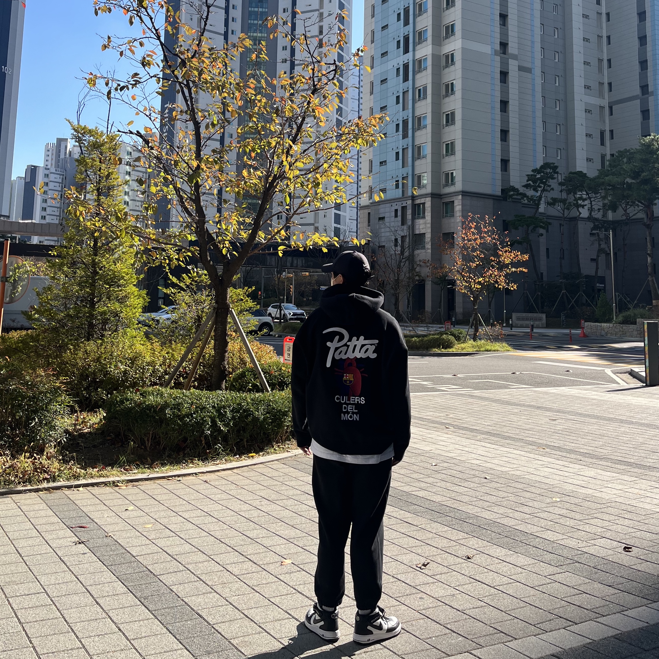 Nike x Patta x FC Barcelona Solo Swoosh Hoodie Culers del Món (FD4147-010), Nike x Stussy Air Force 1 '07 Mid SP Black and Light Bone 착용 스타일 - 2