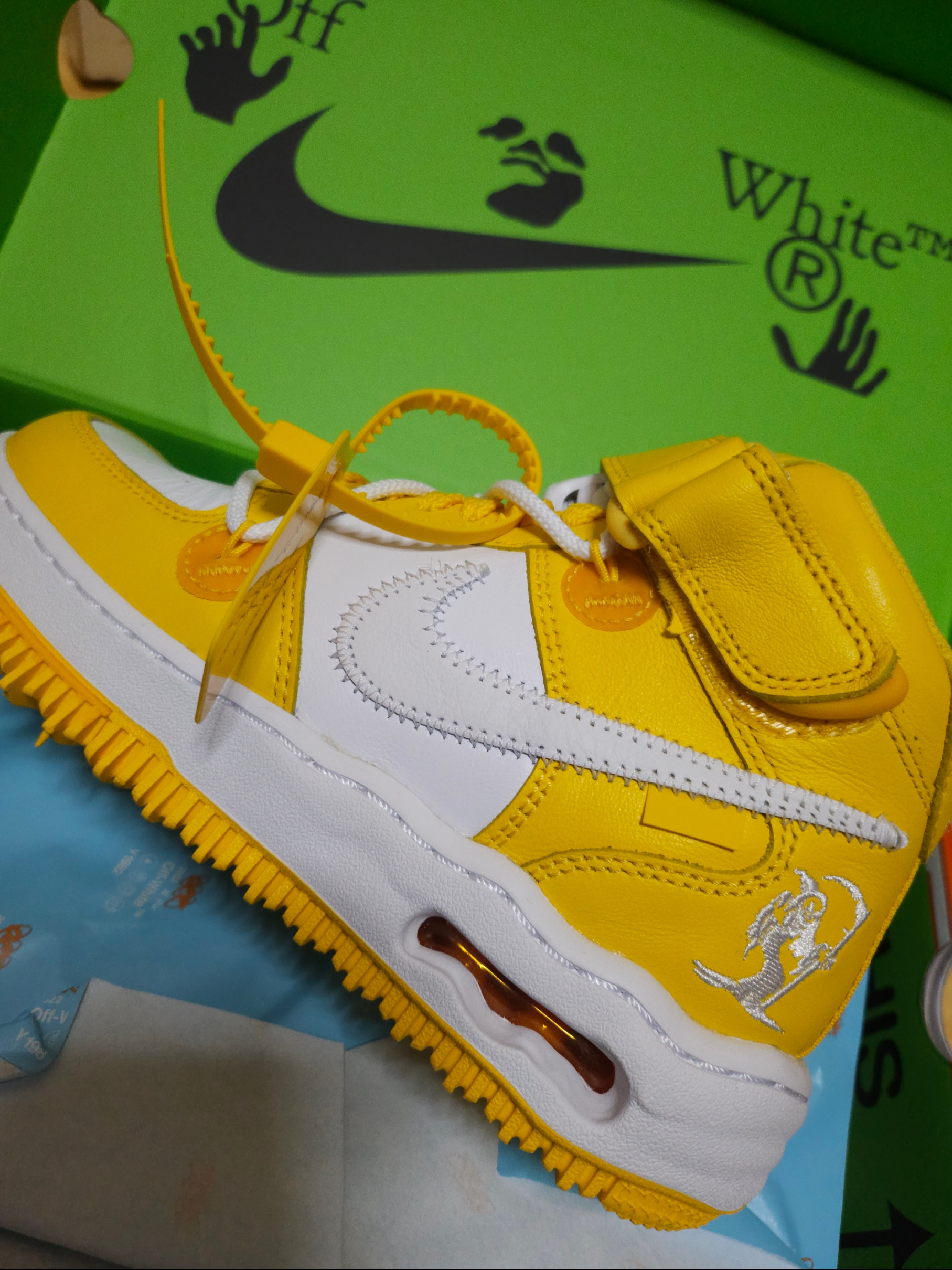 Nike x Off-White Air Force 1 Mid SP Leather Varsity Maize 착용 스타일