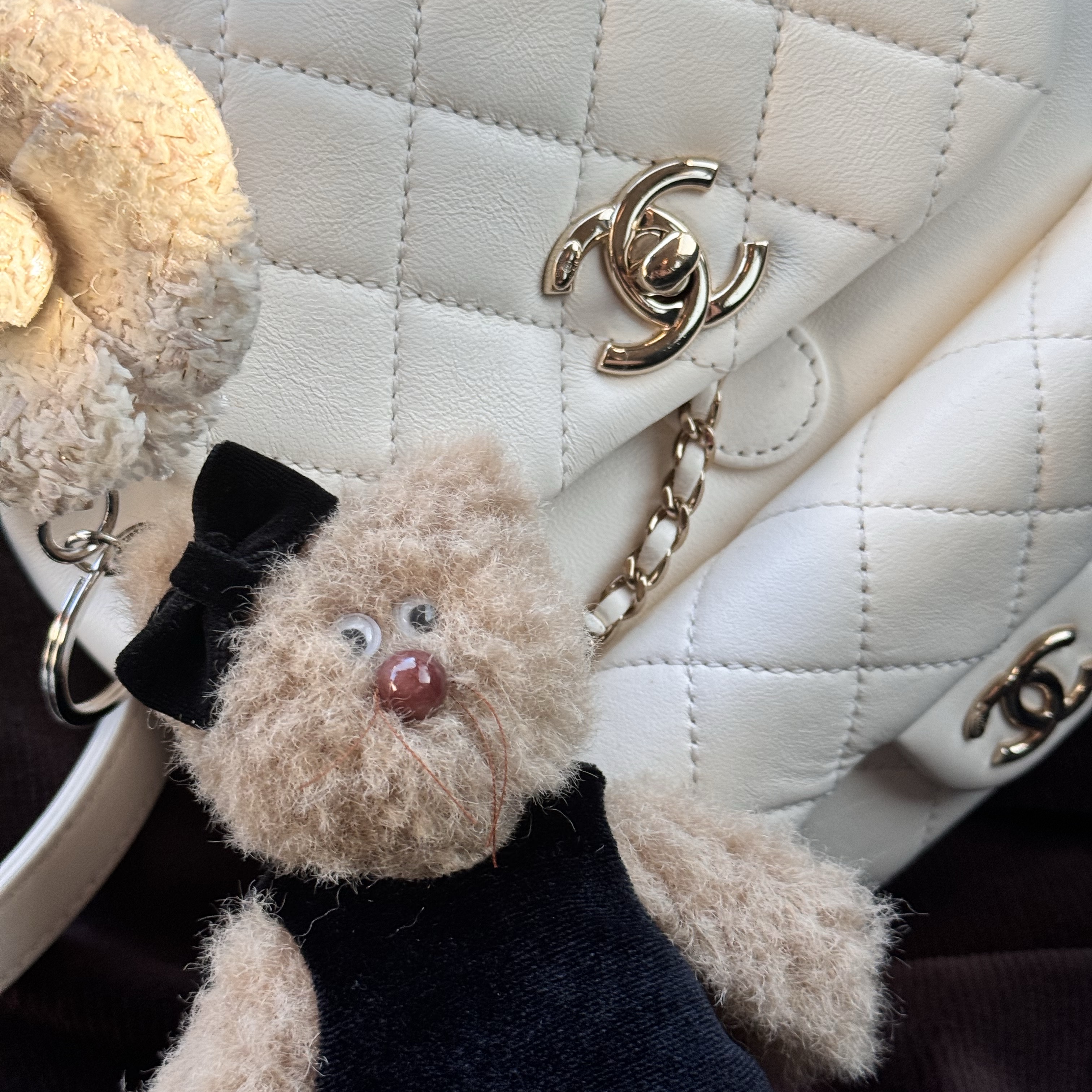 Chanel Small Backpack Calfskin & Gold White, Monamhee x STU Coco Brown 착용 스타일 - 2