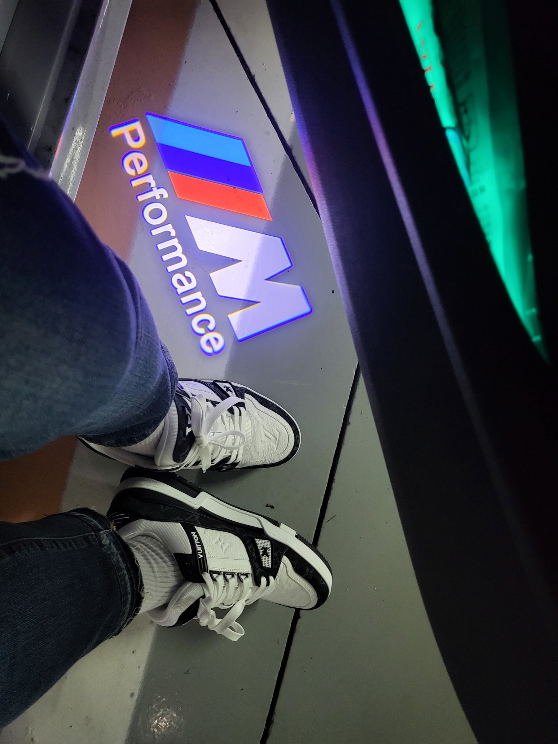 Louis Vuitton LV Trainer Sneakers Monogram Denim White Black 착용 스타일