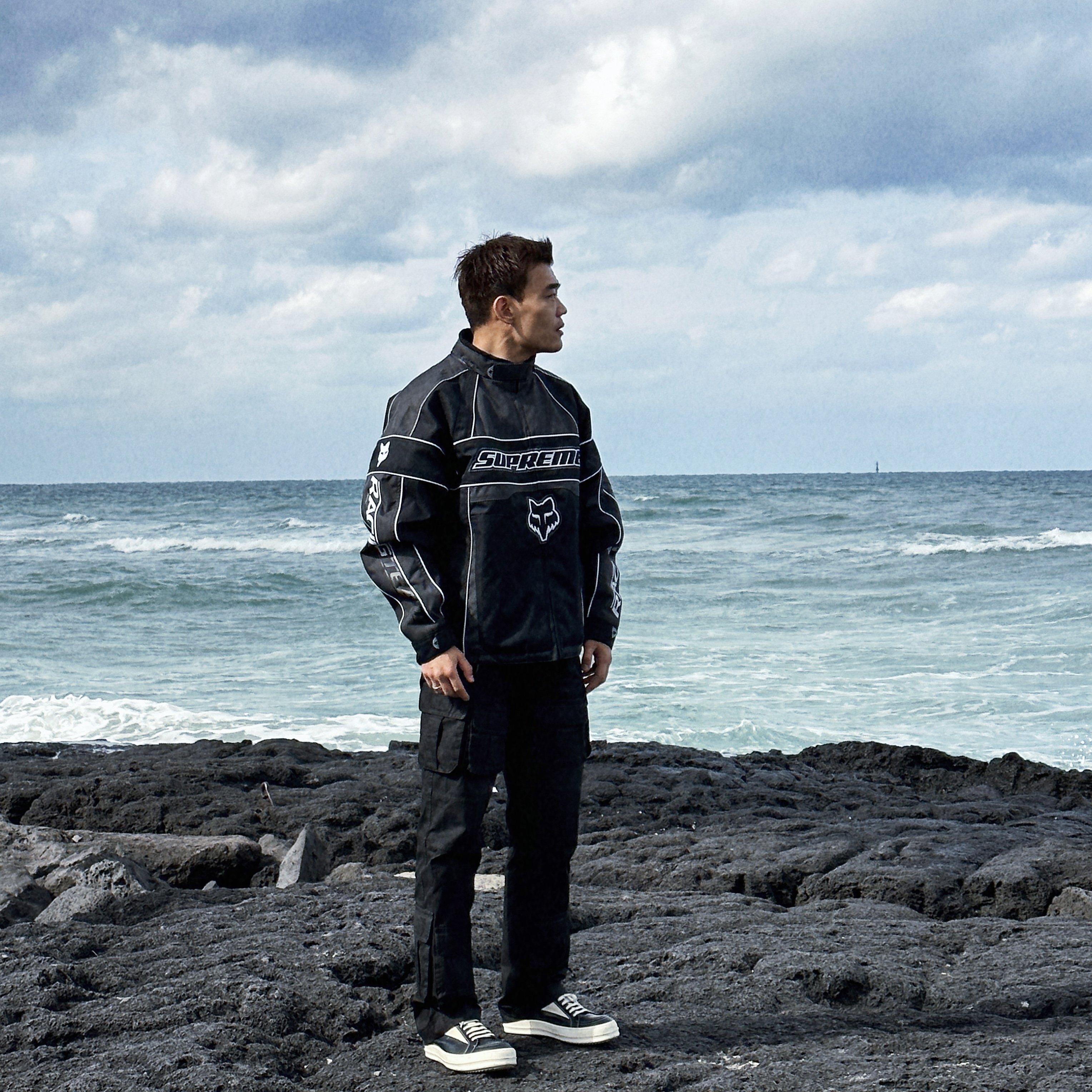 Supreme x Fox Racing Jacket Black - 23FW, Undermycar Chiva Vintage Coating Multi Cargo Pants Mulch - 23SS 착용 스타일