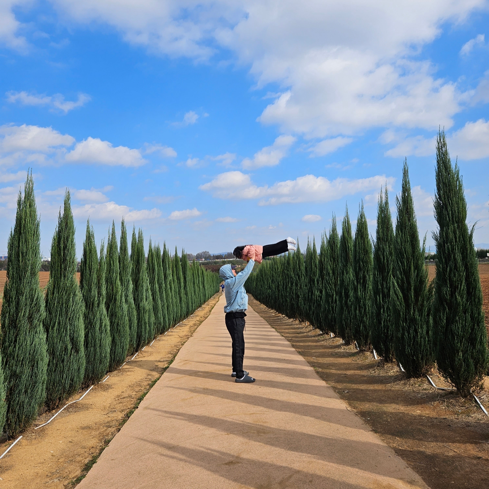 Adidas Yeezy Slide Slate Grey 착용 스타일 - 3