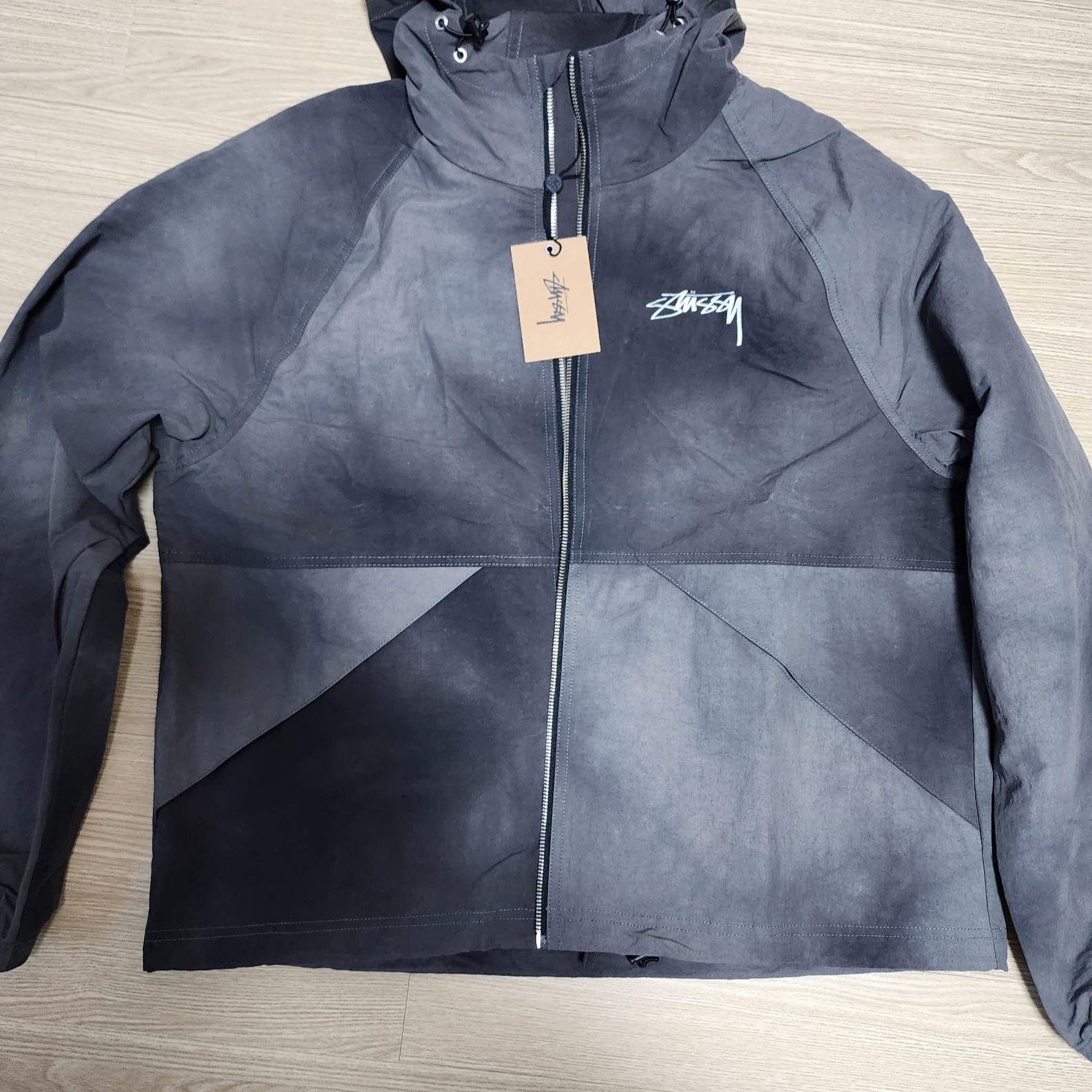 Stussy Wave Dye Beach Shell Jacket Black 착용 스타일