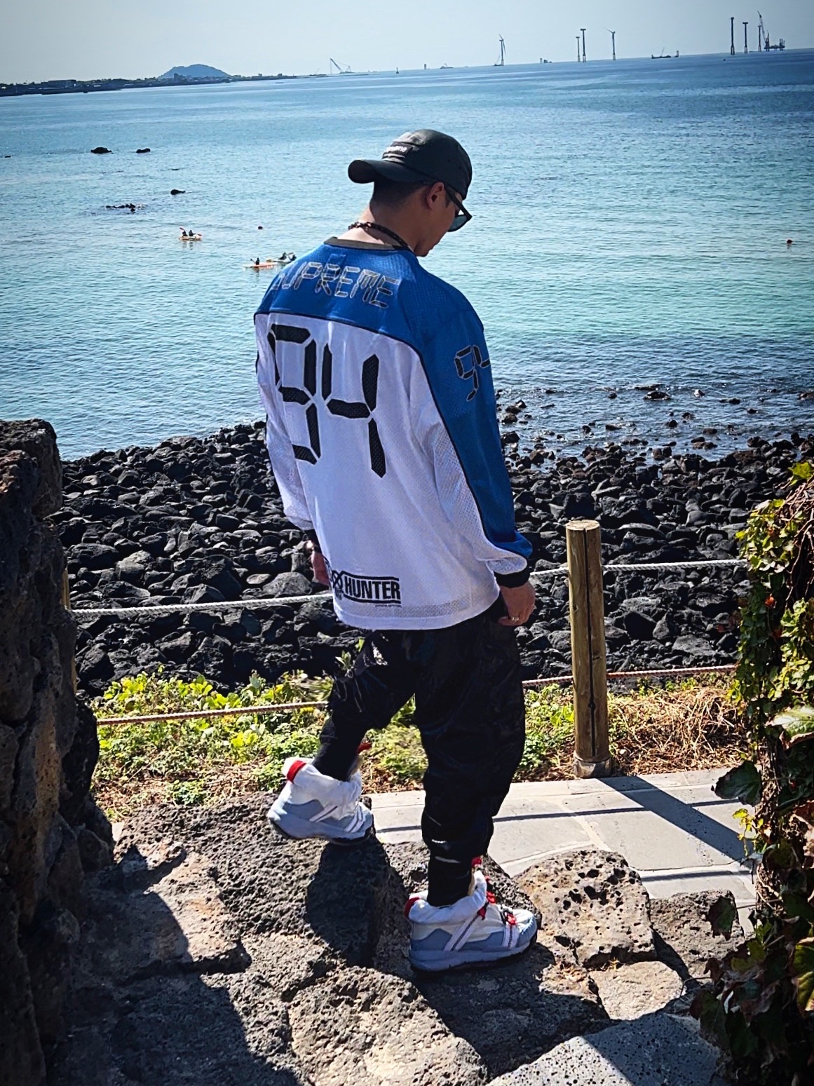 Supreme Leather Camp Cap Black - 21SS, Supreme x Stone Island New Silk Light Pants Black - 19SS 착용 스타일 - 5