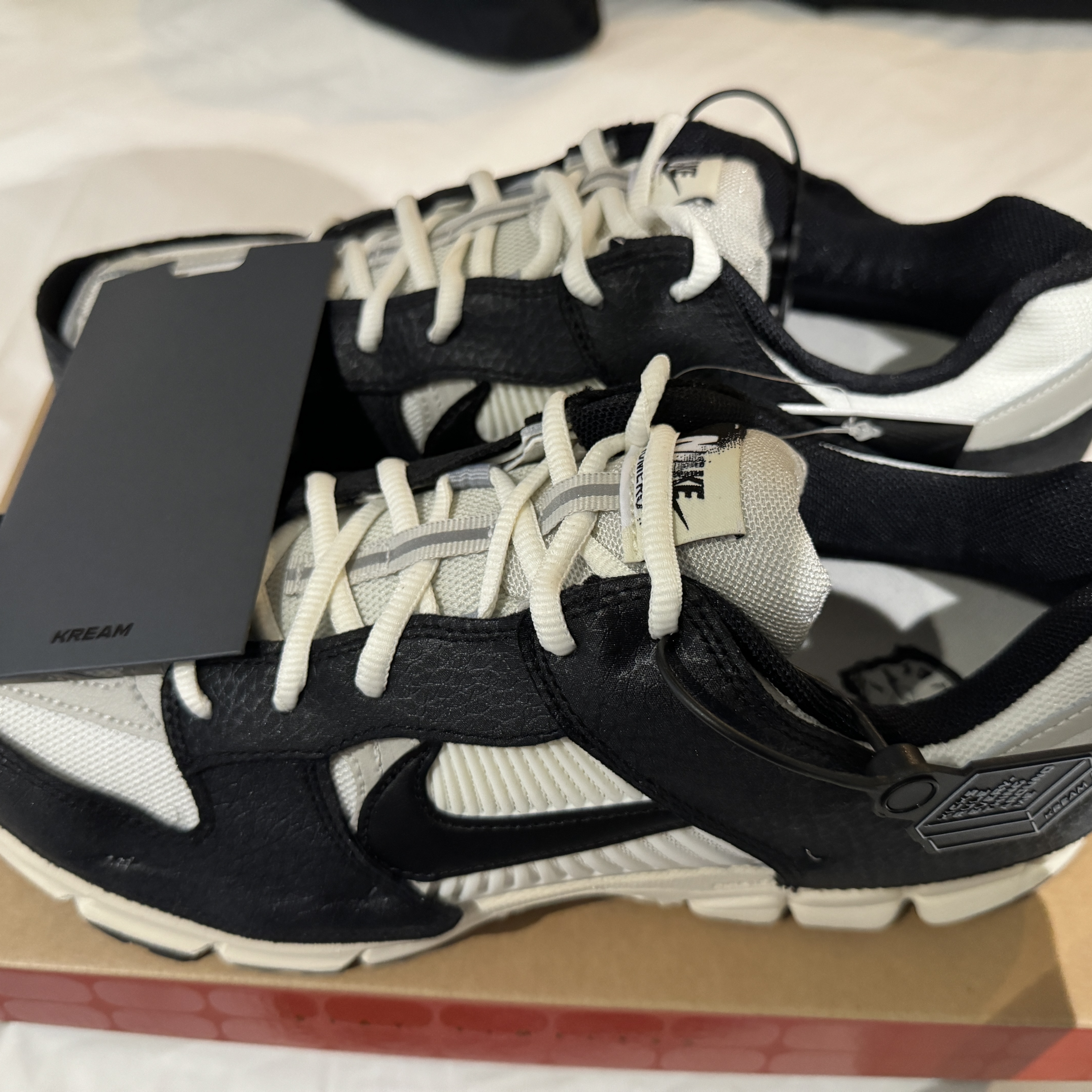 (W) Nike Zoom Vomero 5 Wolf Grey and Black 착용 스타일