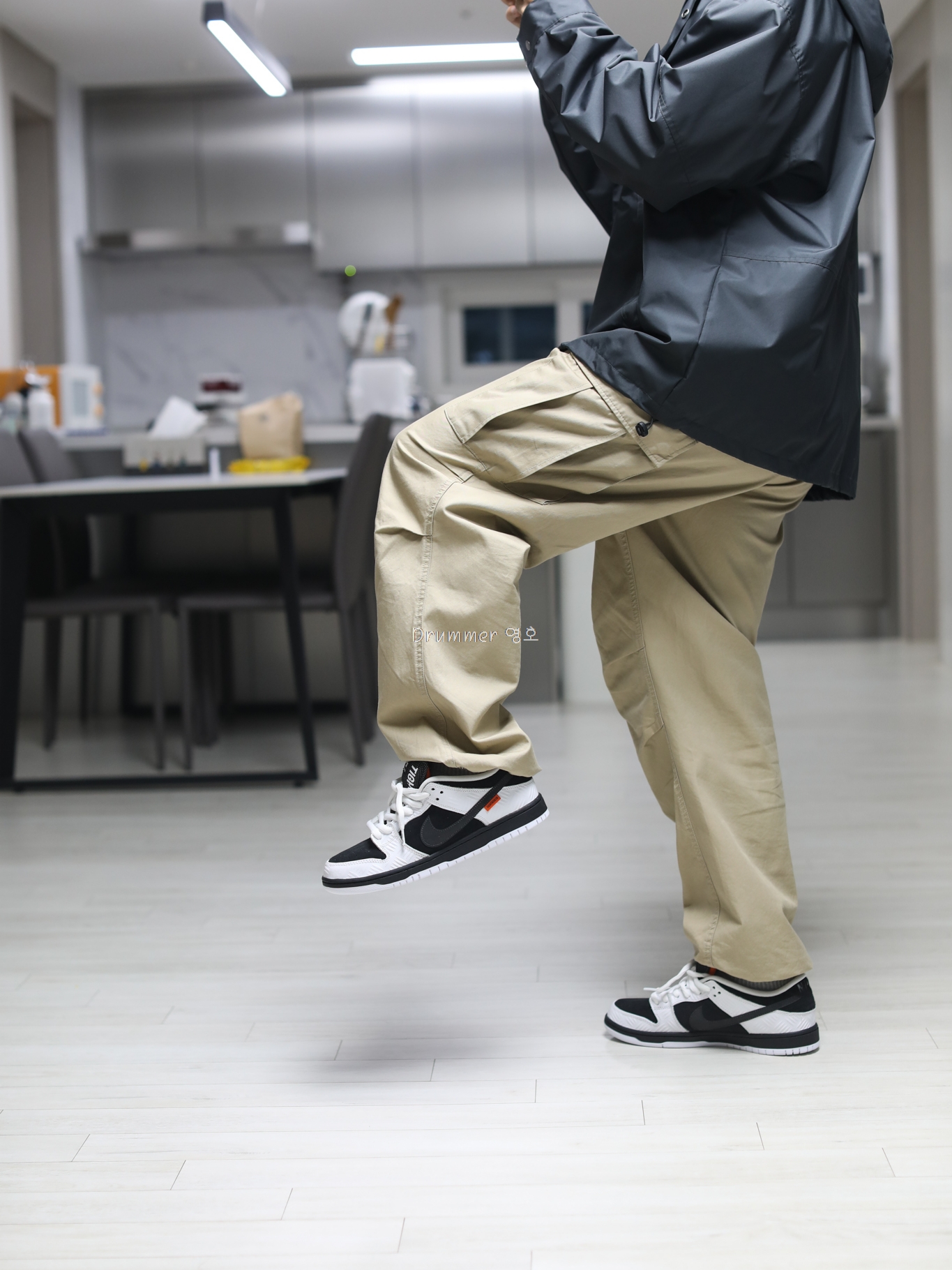 Nike x Tightbooth SB Dunk Low Pro Black and White 착용 스타일