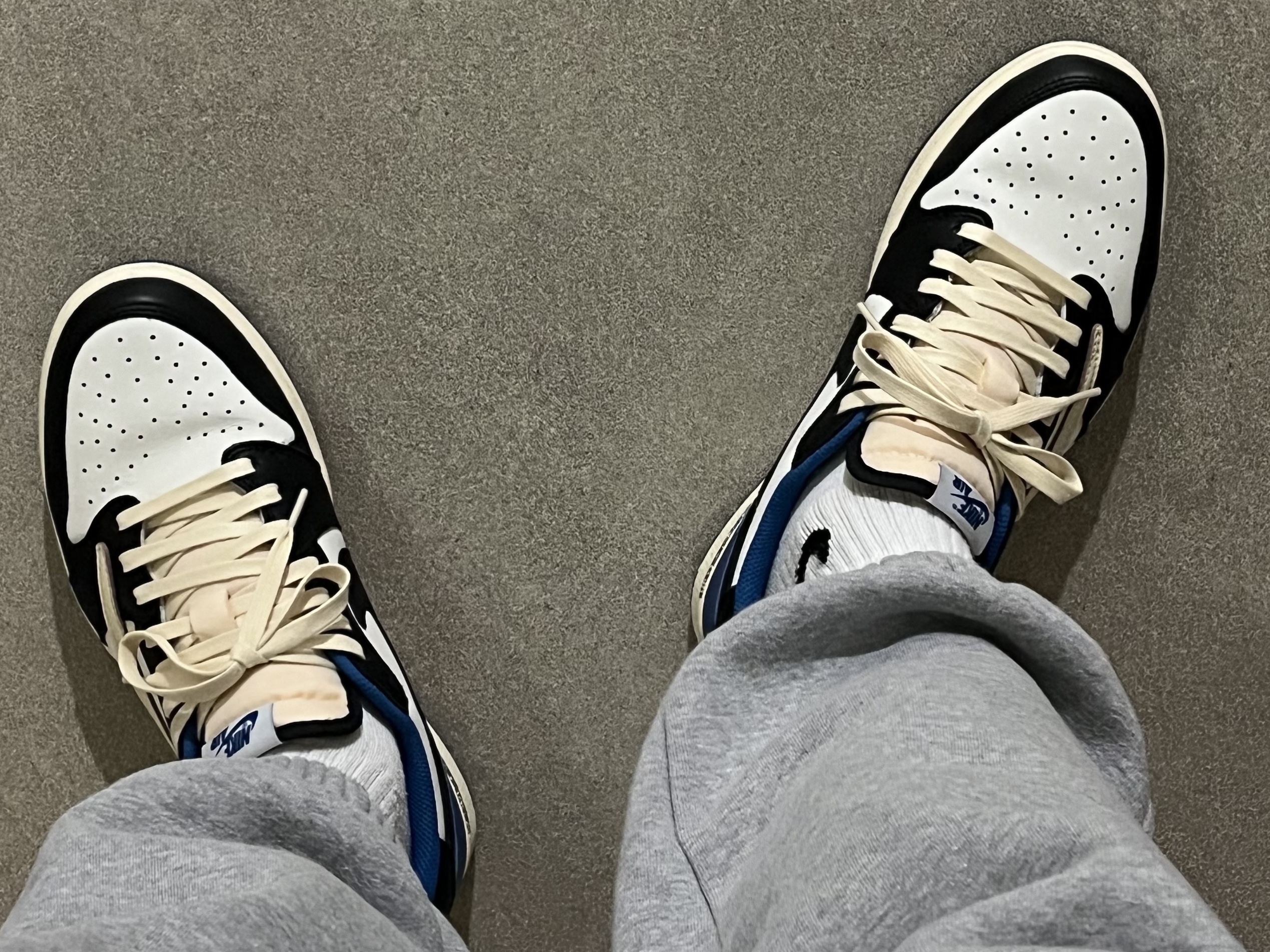 Jordan 1 x Travis Scott x Fragment Retro Low OG SP Military Blue 착용 스타일 - 1