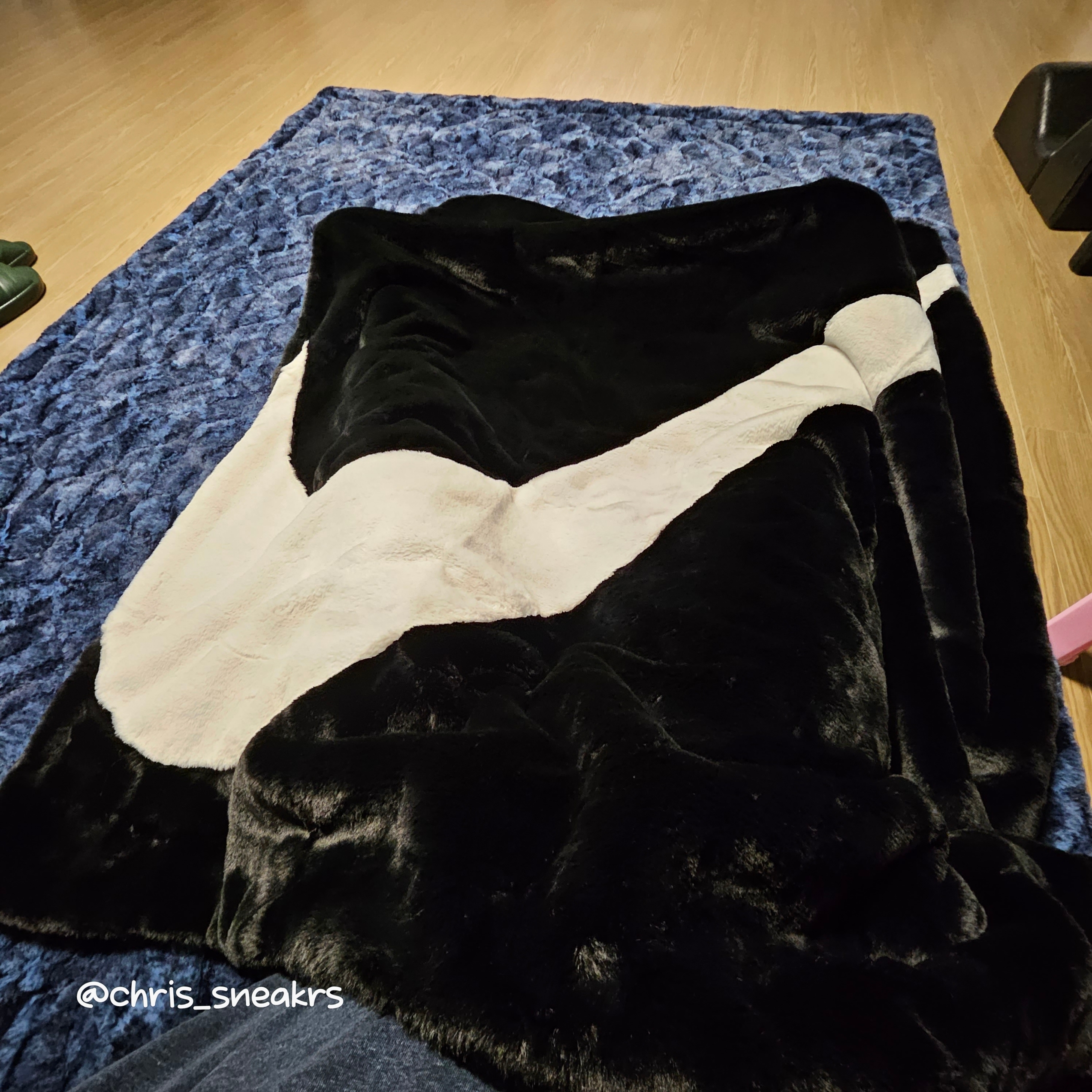 Nike NSW Faux Fur Blanket Black White 착용 스타일 - 1