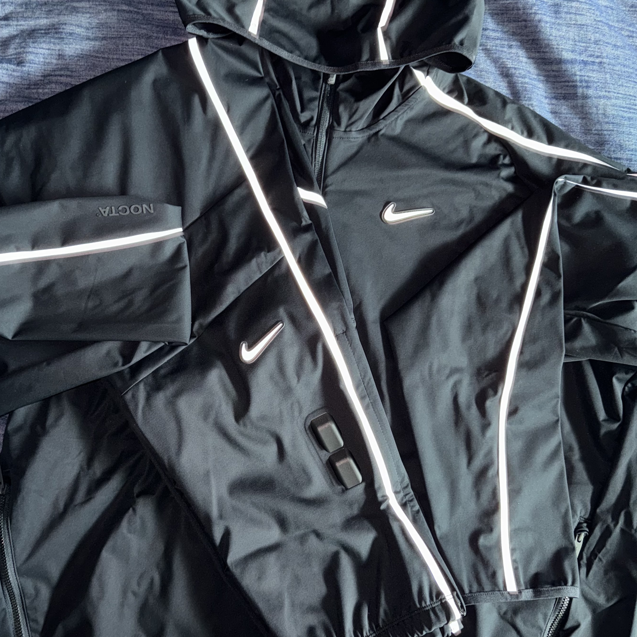Nike x Drake Nocta Basketball Warmup Jacket Black (DV3661-010), Nike x Drake Nocta Basketball Warmup Pants Black (DV3732-010) 착용 스타일