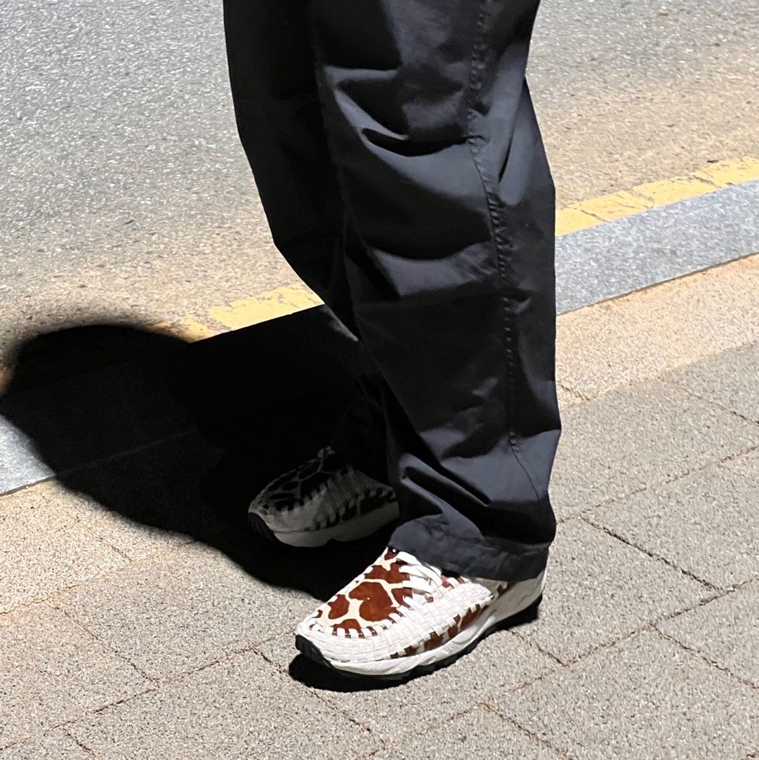 (W) Nike Air Footscape Woven Natural and Brown 착용 스타일