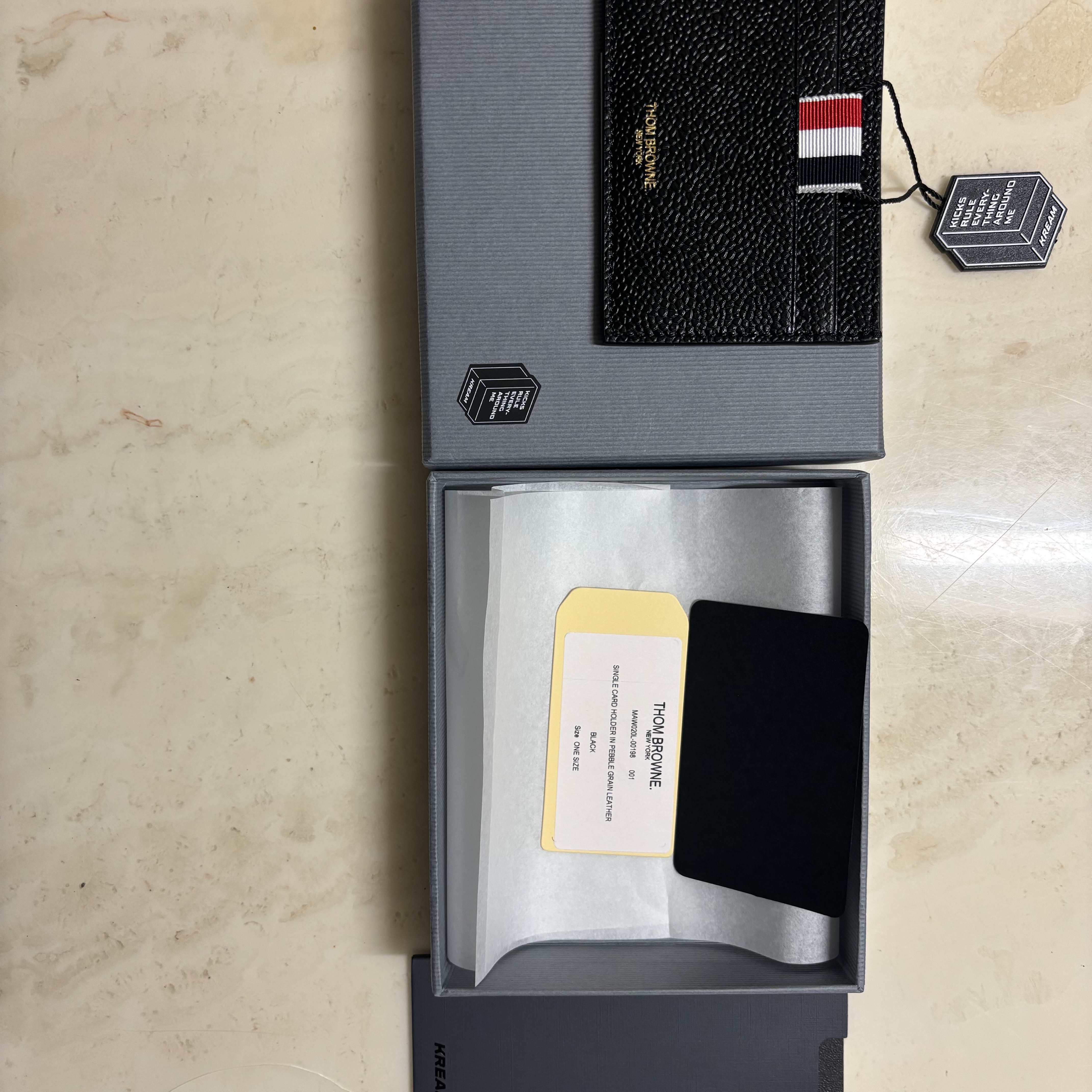 Thom Browne Pebble Grain Leather Stripe Single Card Holder Black 착용 스타일