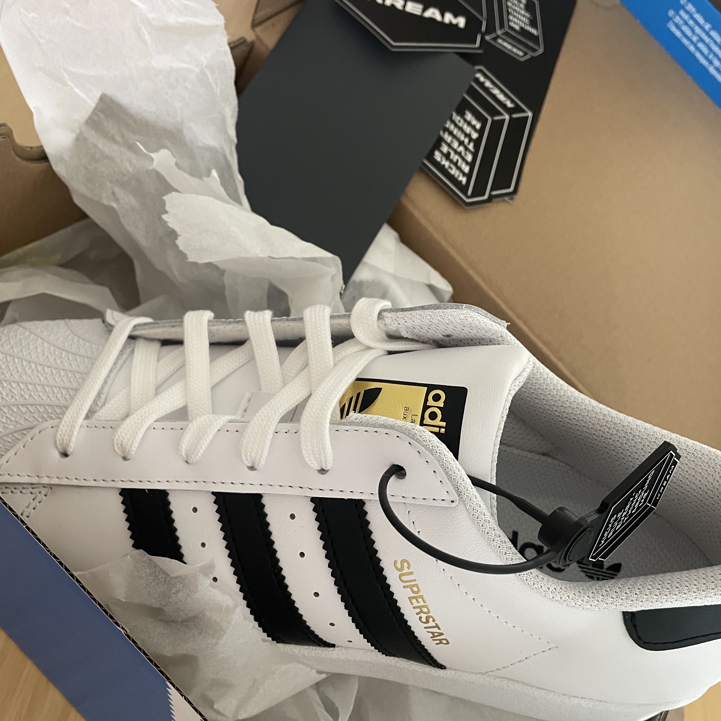 Adidas Superstar White Black 착용 스타일