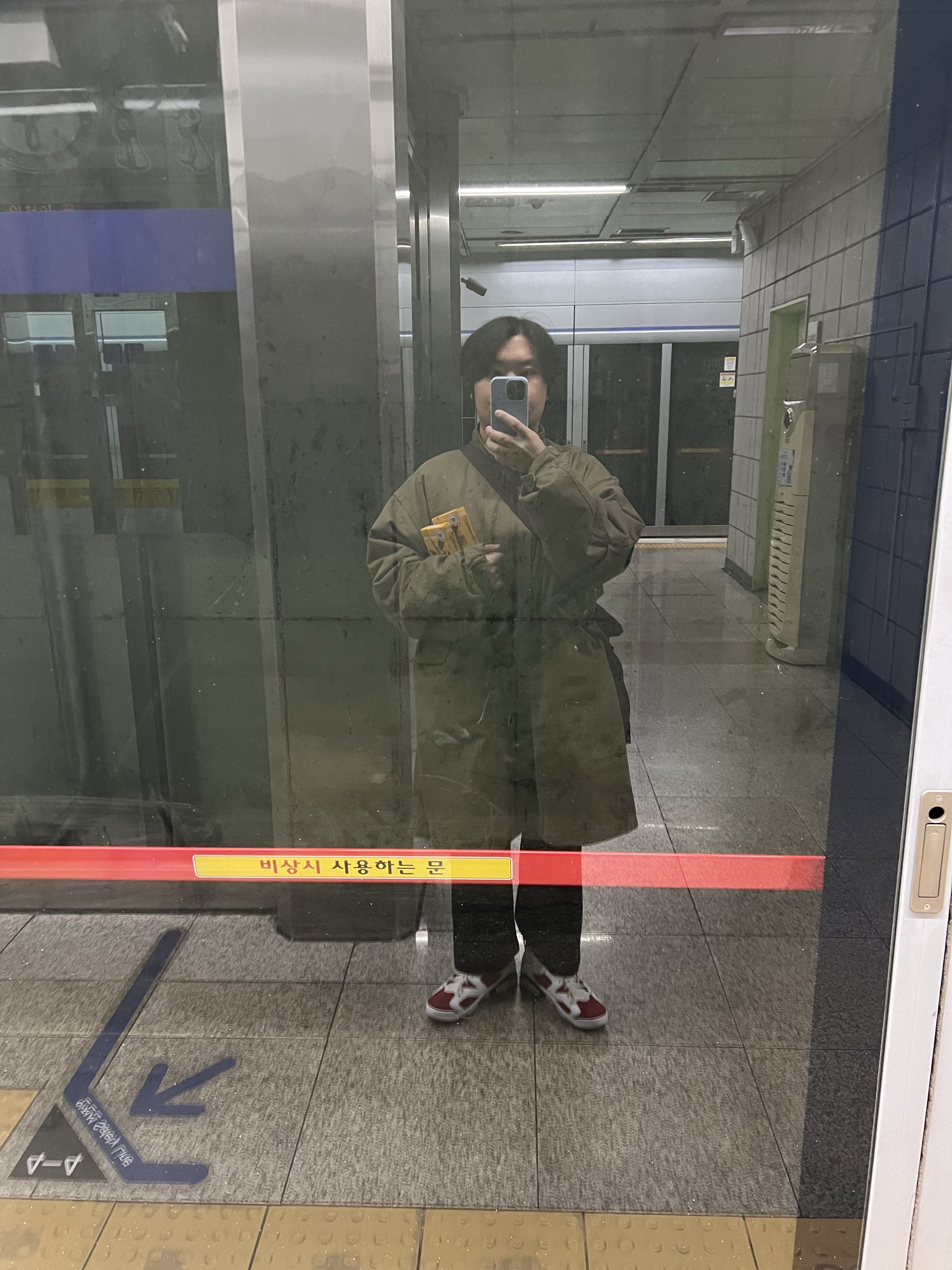 Jordan 6 Retro Carmine 2021 착용 스타일 - 3