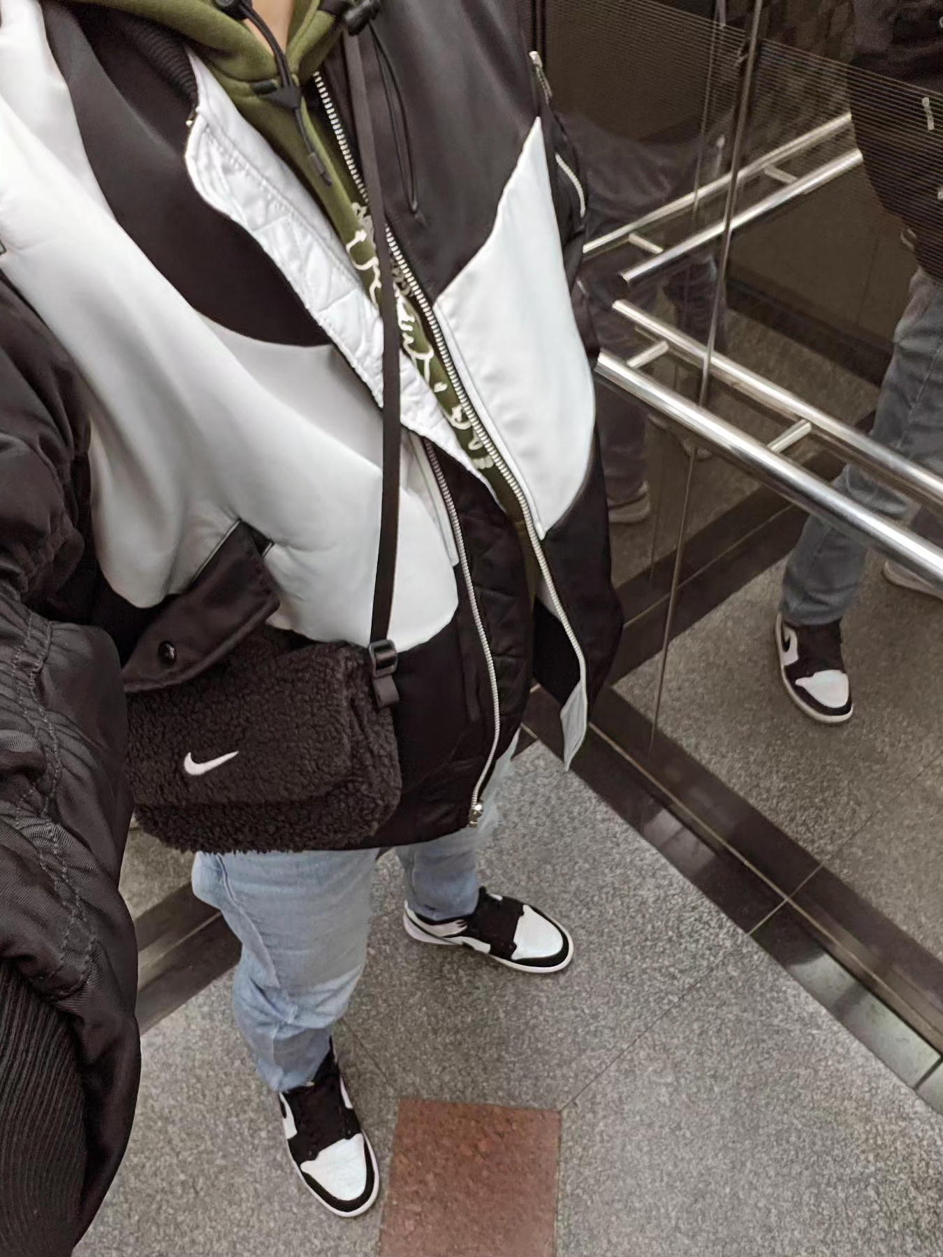 (Kids) Nike NSW Faux Fur Crossbody Bag Black, Nike ACG Therma-Fit Fleece Hoodie Troll Graphic Cargo Khaki - Asia 착용 스타일