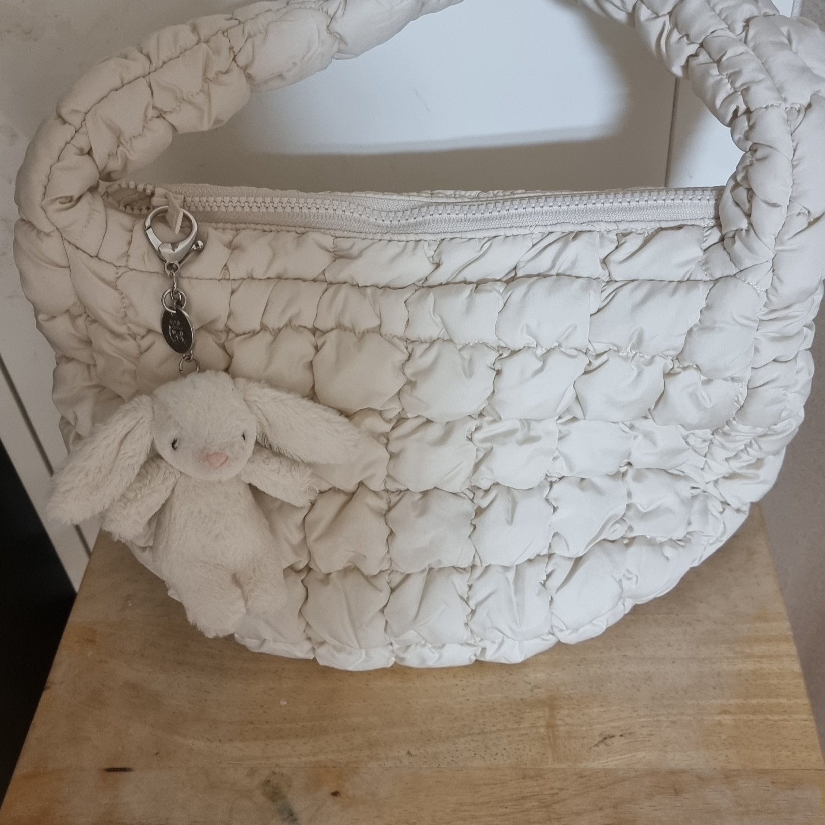 COS Quilted Mini Bag Cream 착용 스타일