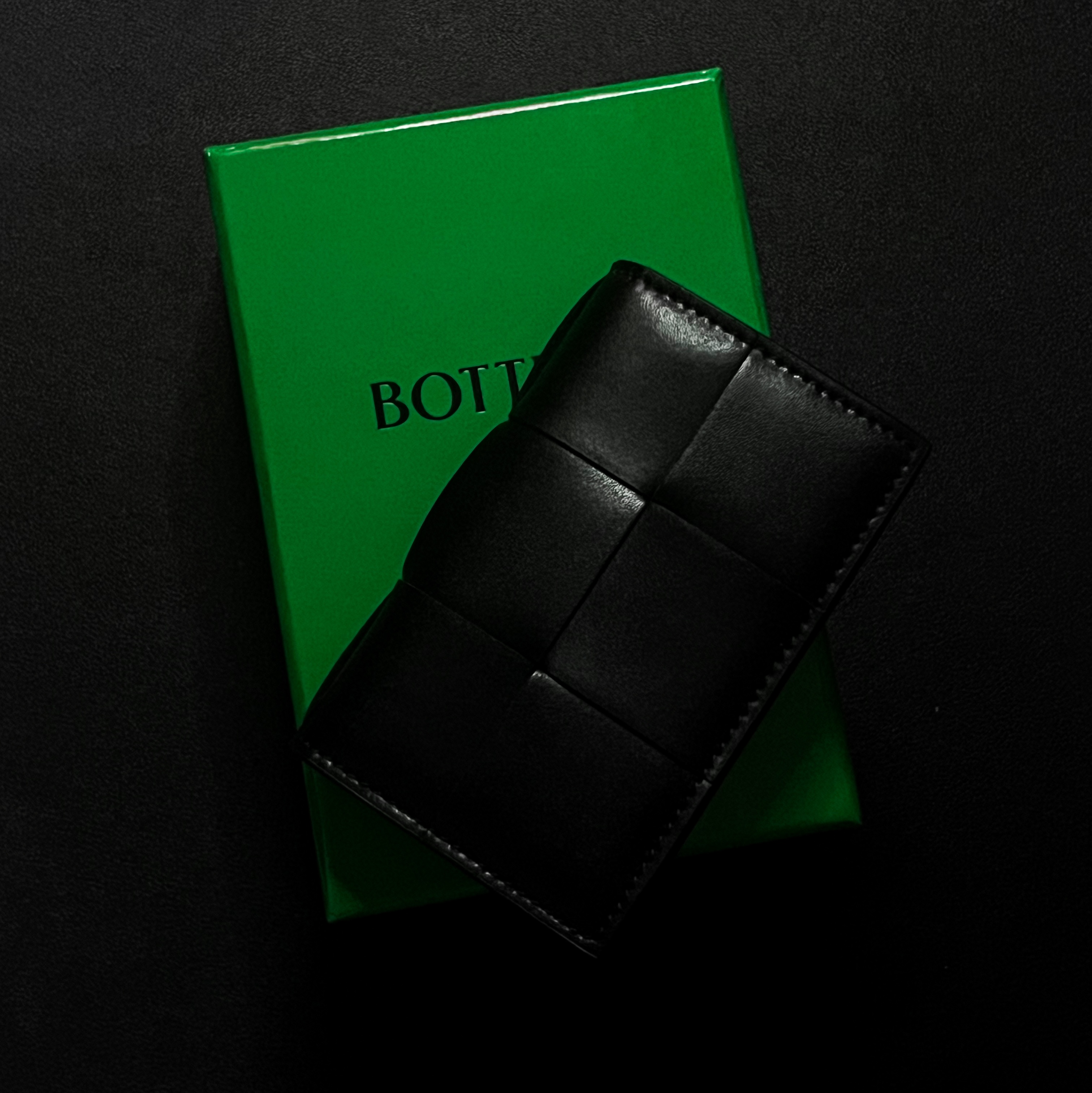 Bottega Veneta Flap Card Case Black 착용 스타일