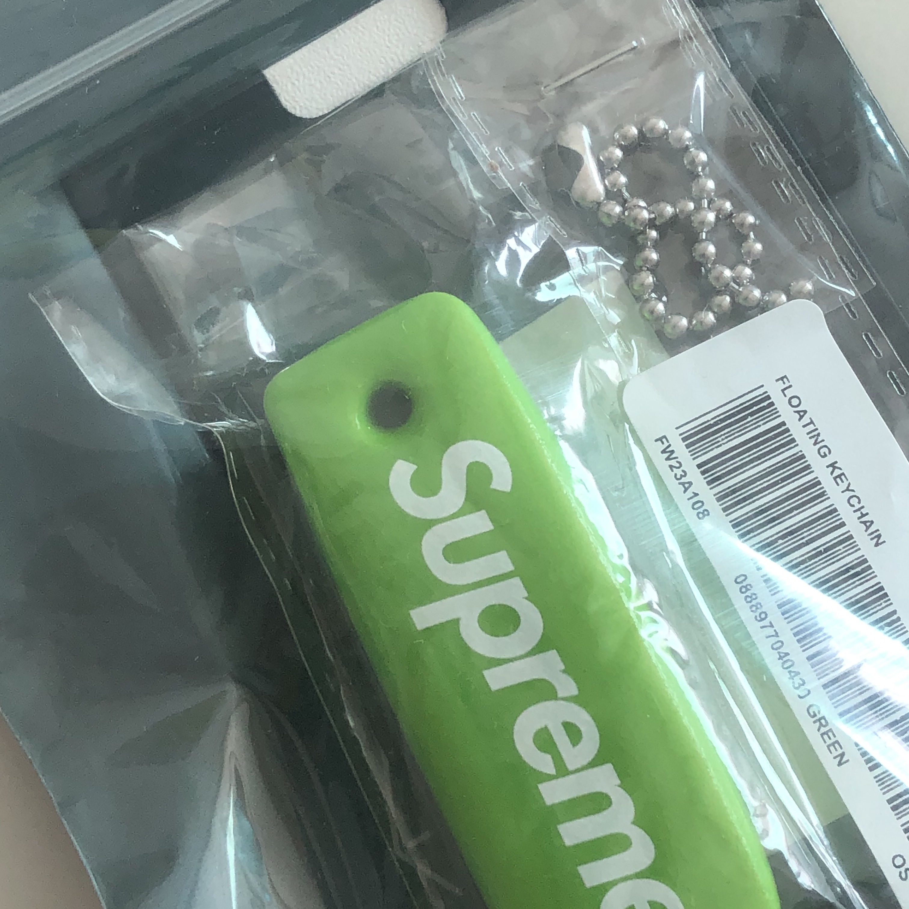 Supreme Floating Keychain Green - 23FW 착용 스타일