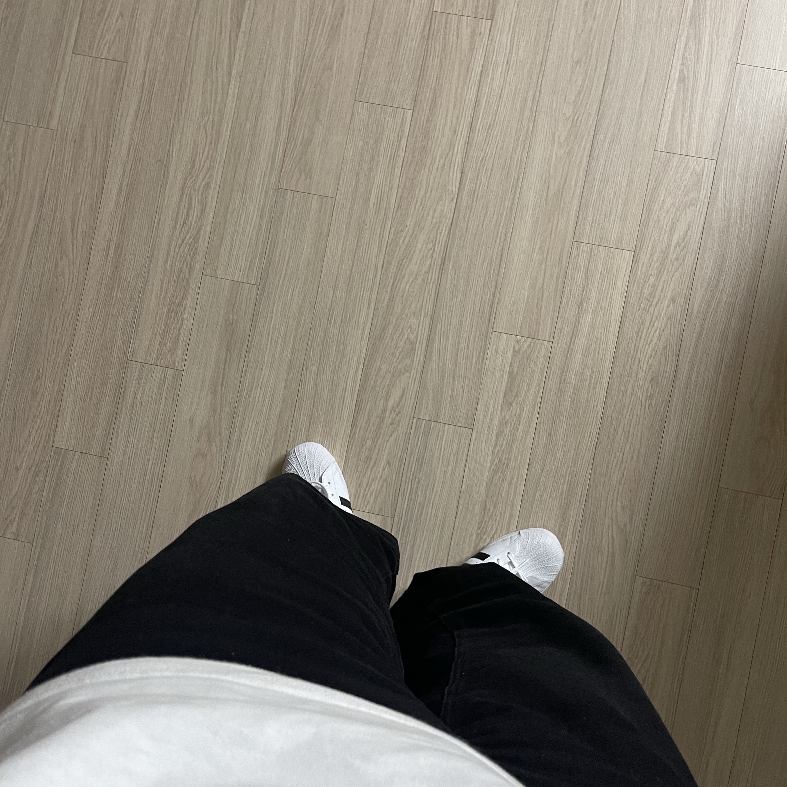 Adidas Superstar White Black 착용 스타일