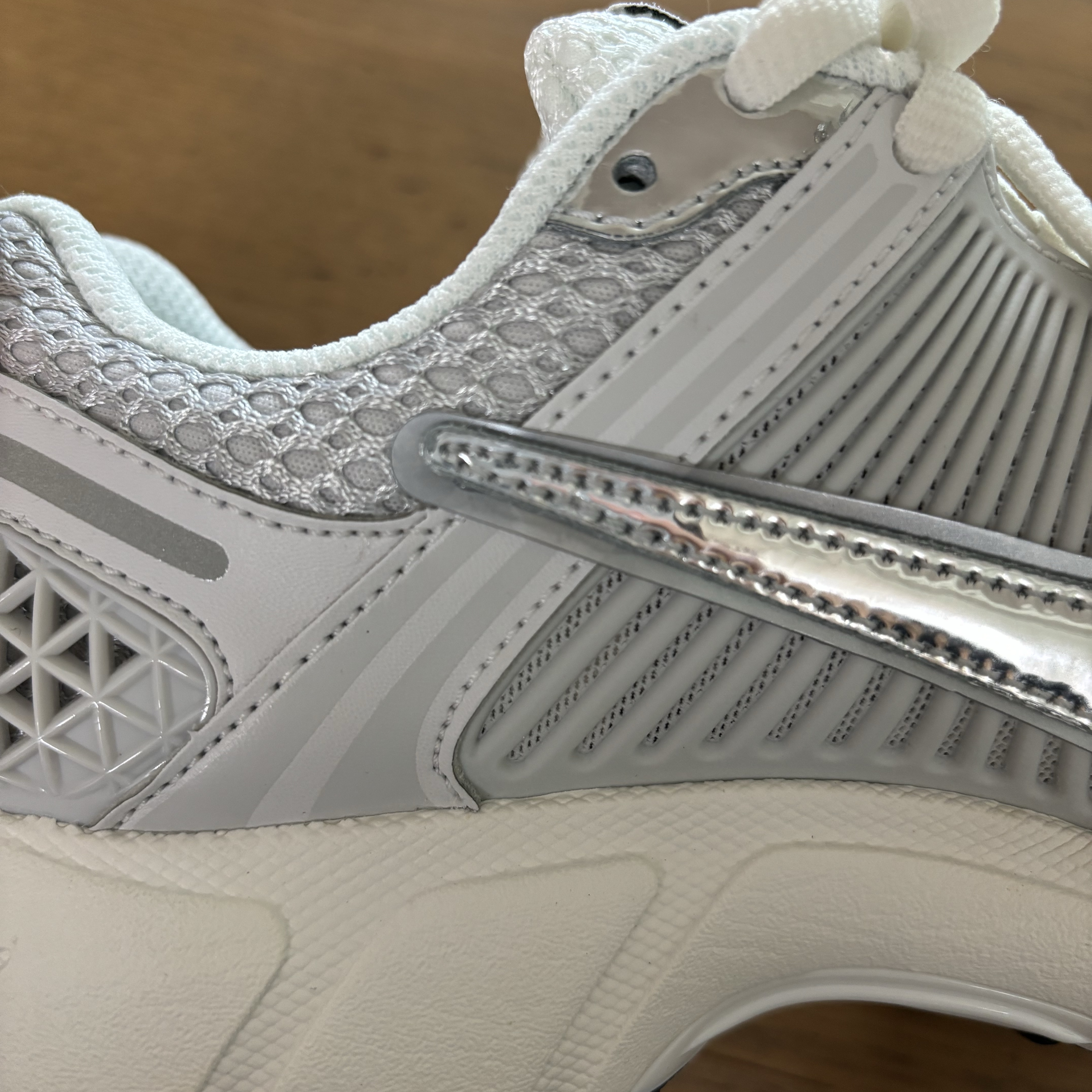 (W) Nike Zoom Vomero 5 Photon Dust and Metallic Silver 착용 스타일 - 3