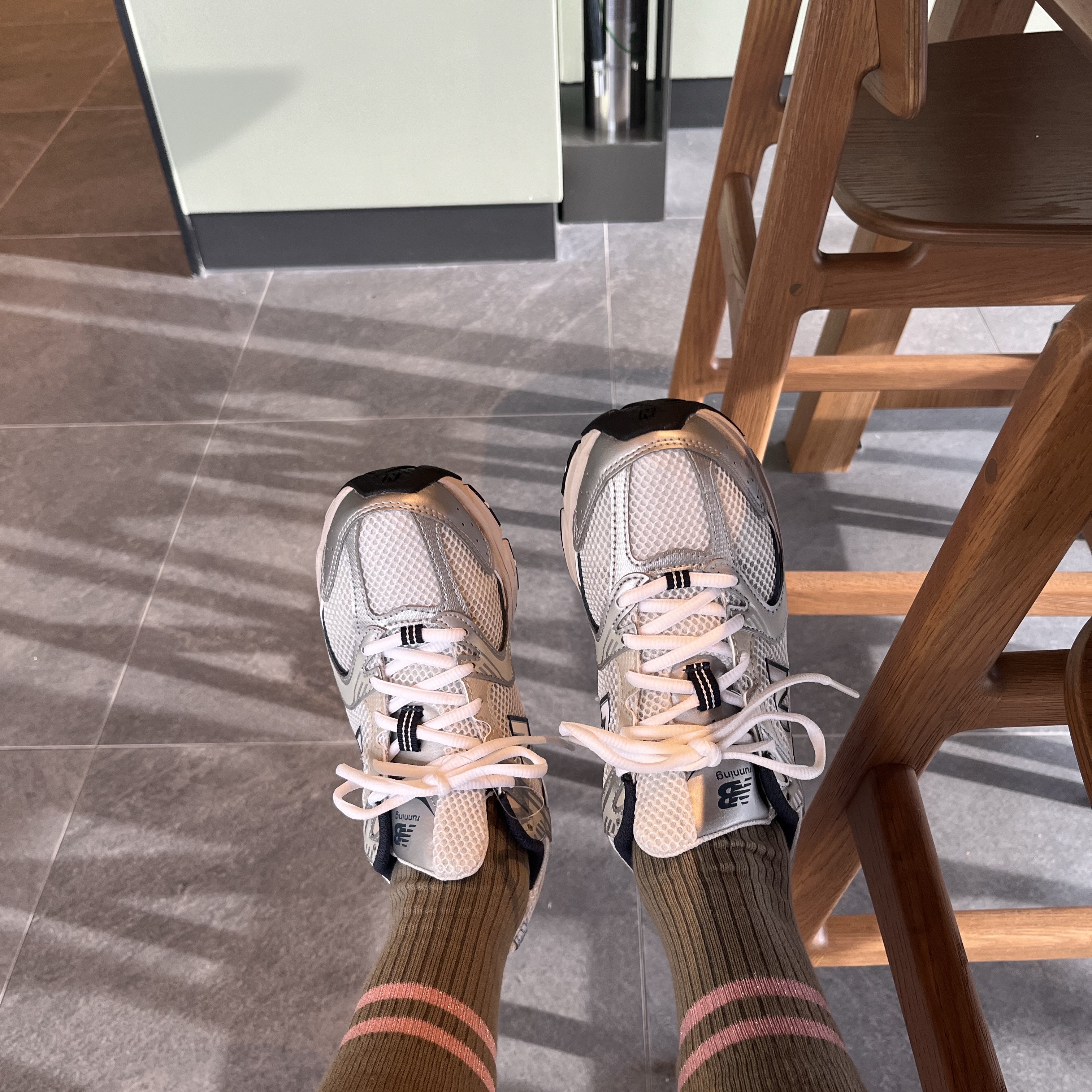 New Balance 530 Steel Grey 착용 스타일 - 2
