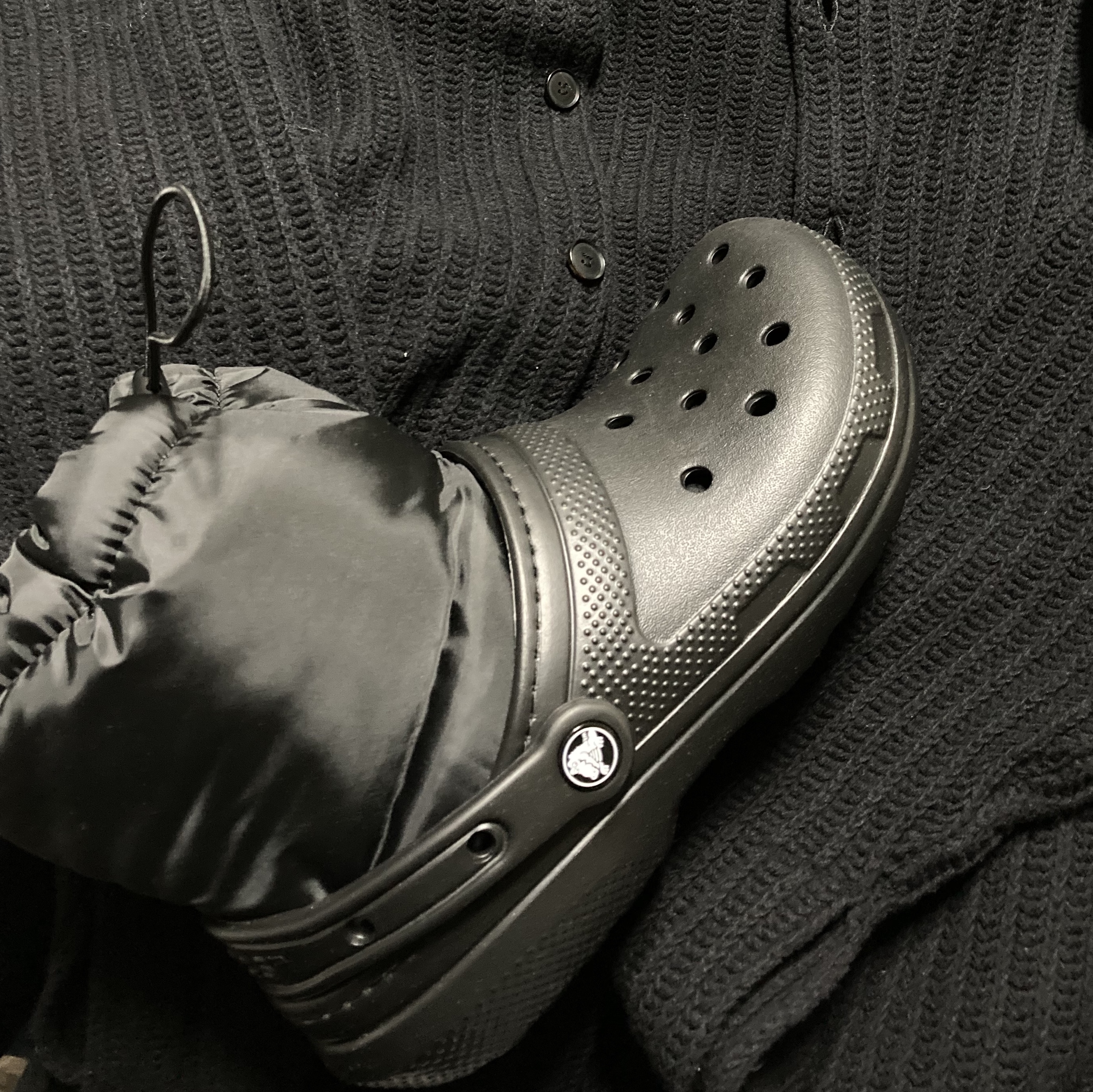 Crocs Classic Lined Neo Puff Boot Black 착용 스타일 - 2