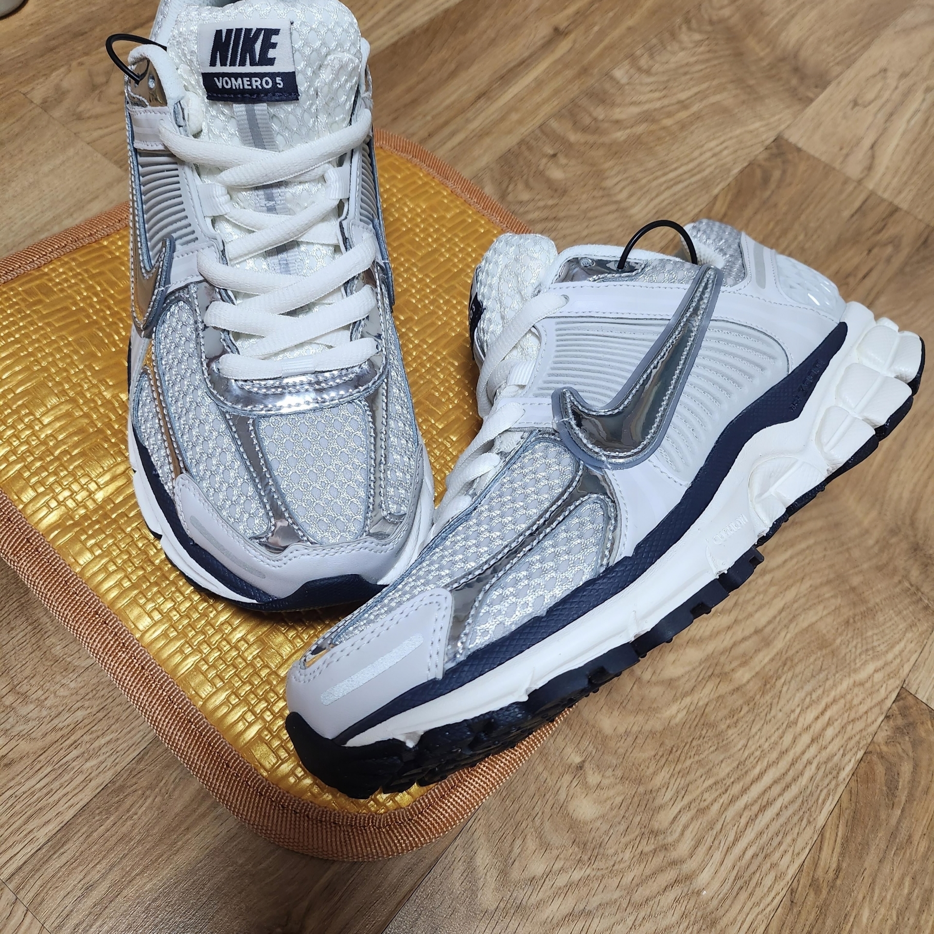 (W) Nike Zoom Vomero 5 Photon Dust and Metallic Silver 착용 스타일 - 2